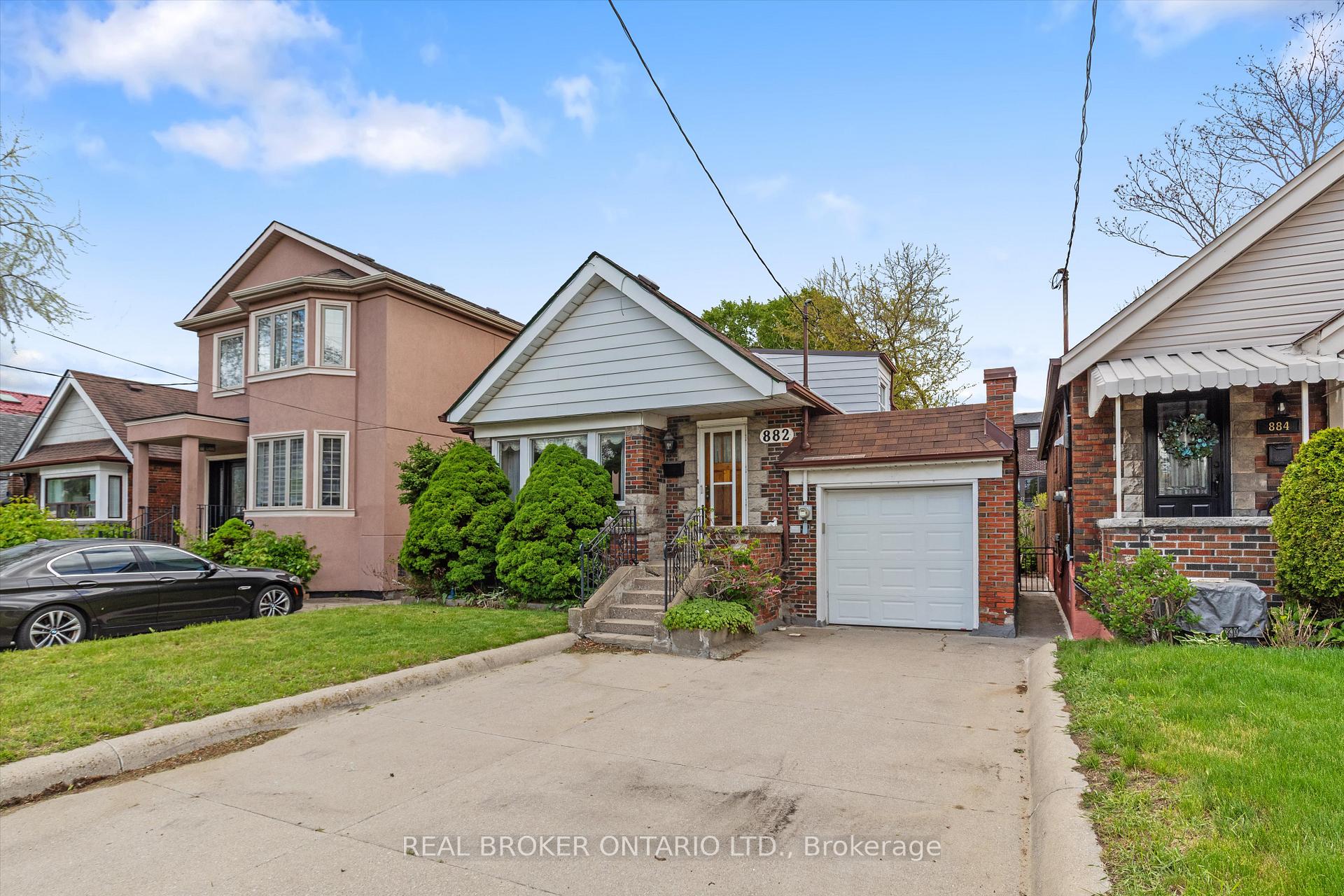 Photo 5 of 882 Coxwell Avenue, Toronto, Danforth Village-East York — HOMEH