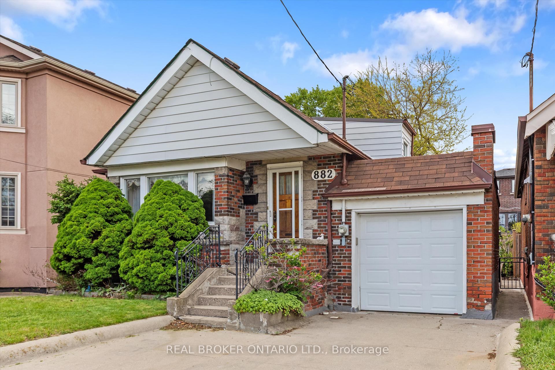 Photo 2 of 882 Coxwell Avenue, Toronto, Danforth Village-East York — HOMEH