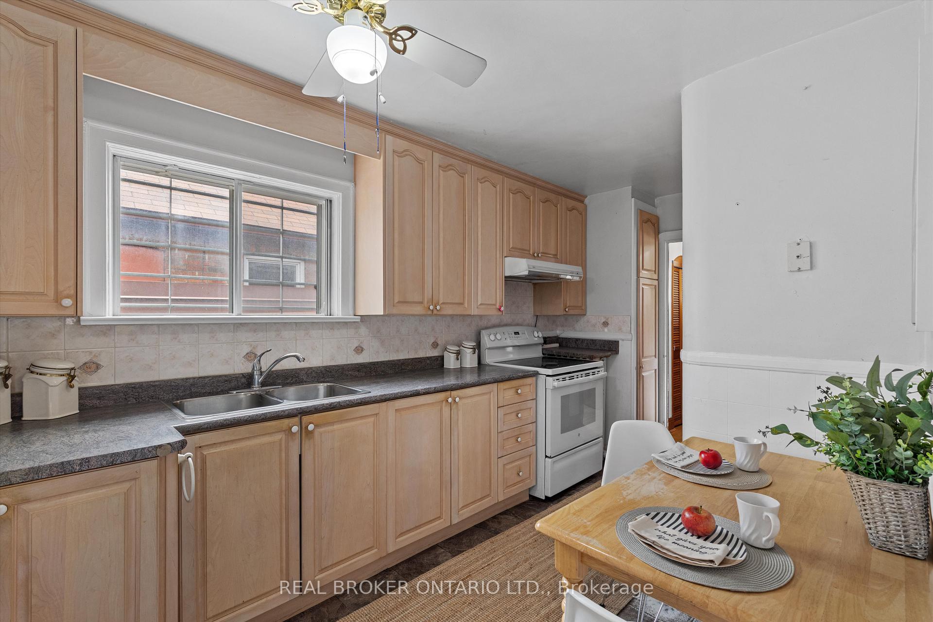 Photo 8 of 882 Coxwell Avenue, Toronto, Danforth Village-East York — HOMEH