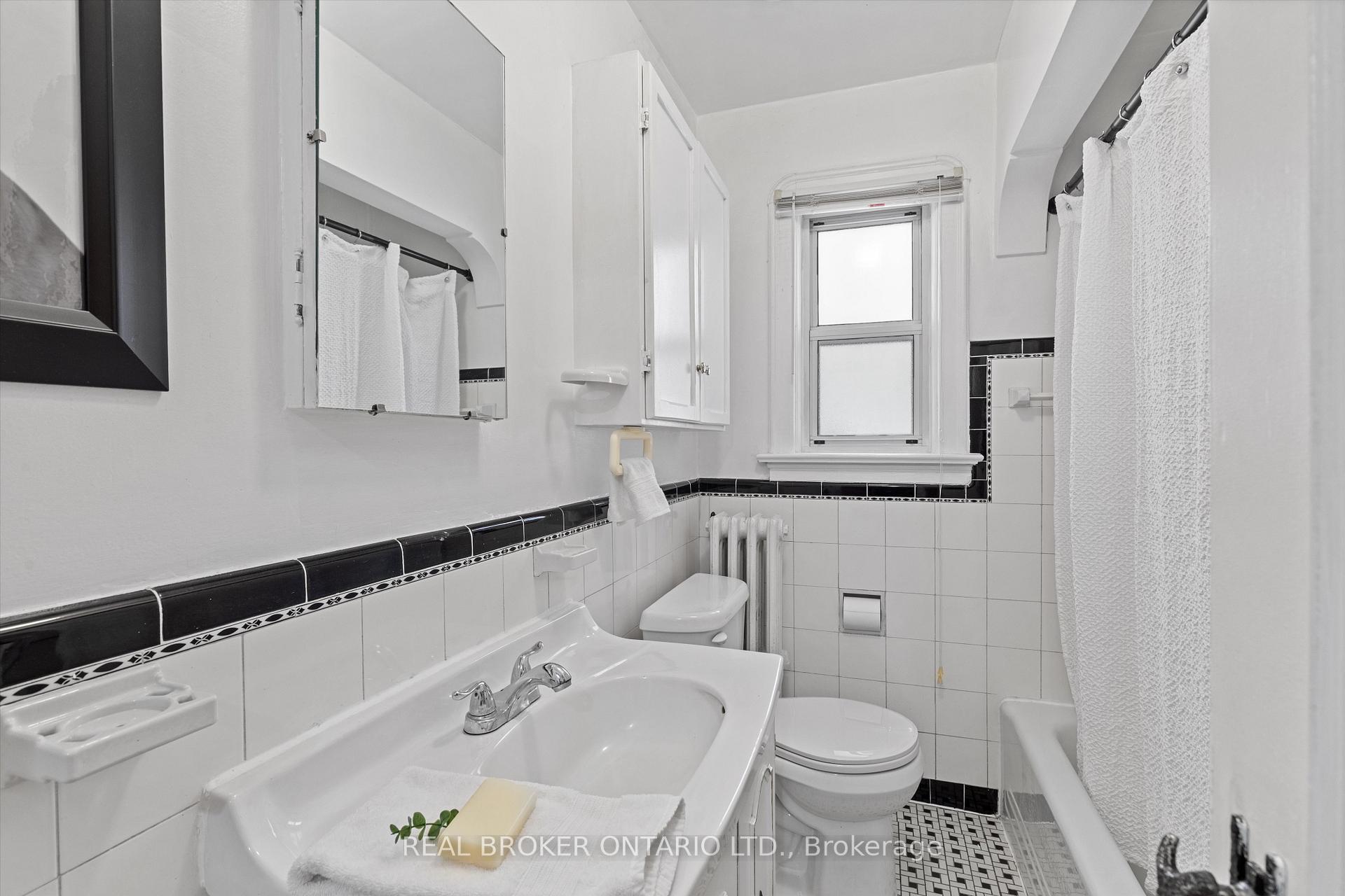 Photo 31 of 882 Coxwell Avenue, Toronto, Danforth Village-East York — HOMEH