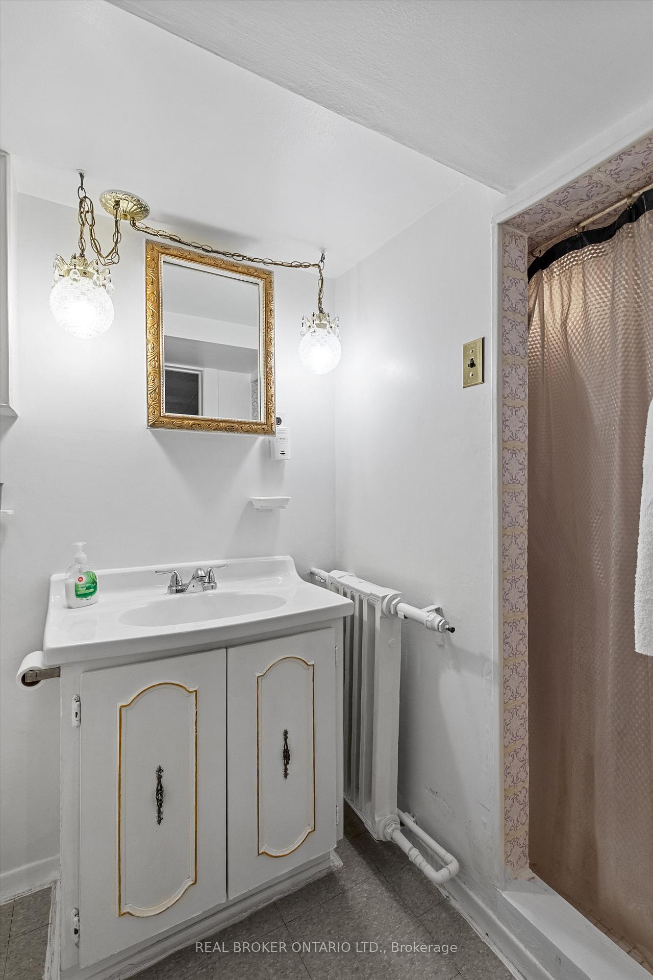 Photo 36 of 882 Coxwell Avenue, Toronto, Danforth Village-East York — HOMEH