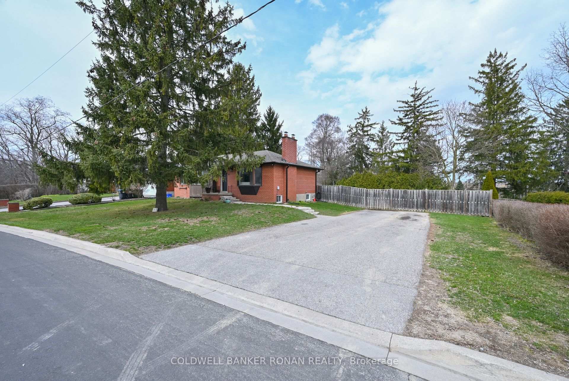 Photo 1 of 51 Sackville Street, Caledon, Bolton West — HOMEH