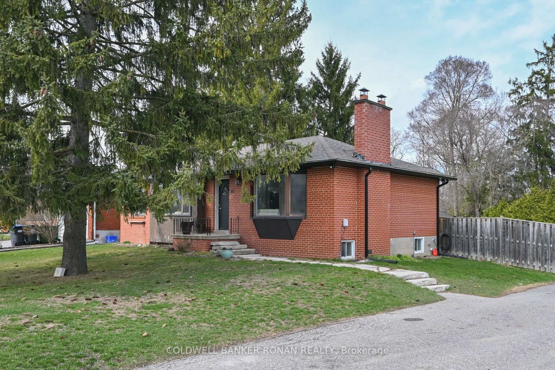 Photo 6 of 51 Sackville Street, Caledon, Bolton West — HOMEH