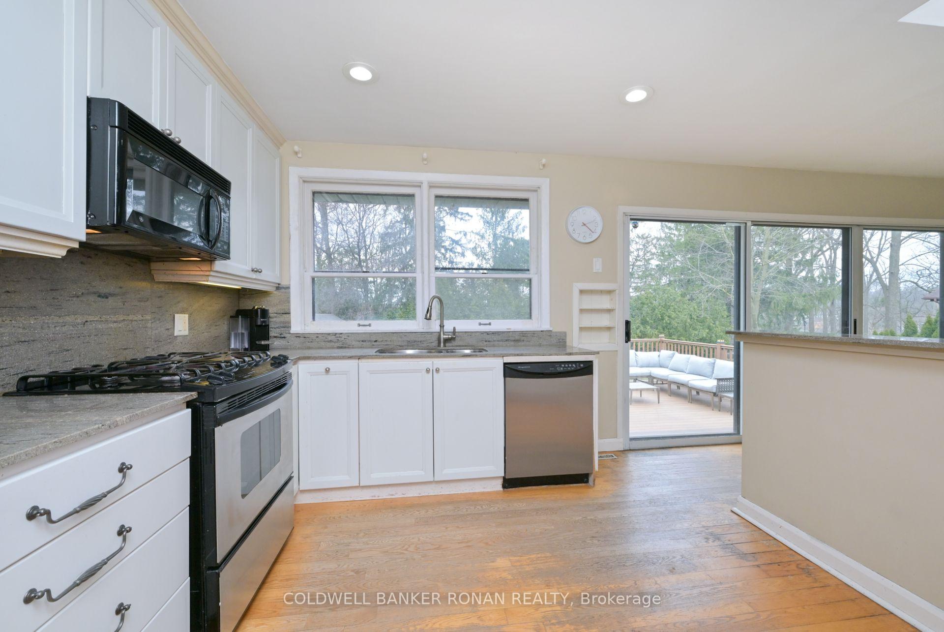 Photo 10 of 51 Sackville Street, Caledon, Bolton West — HOMEH