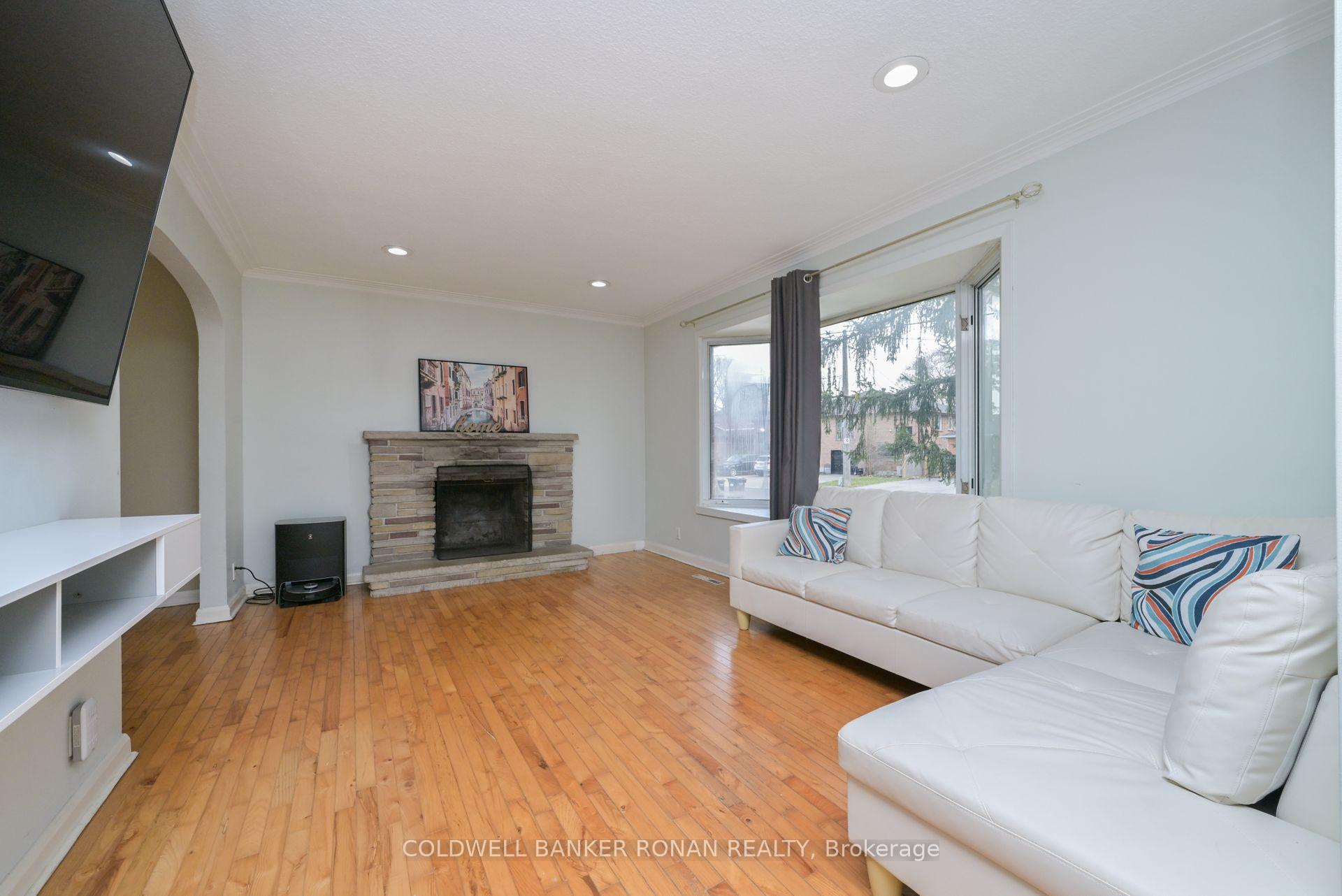 Photo 2 of 51 Sackville Street, Caledon, Bolton West — HOMEH