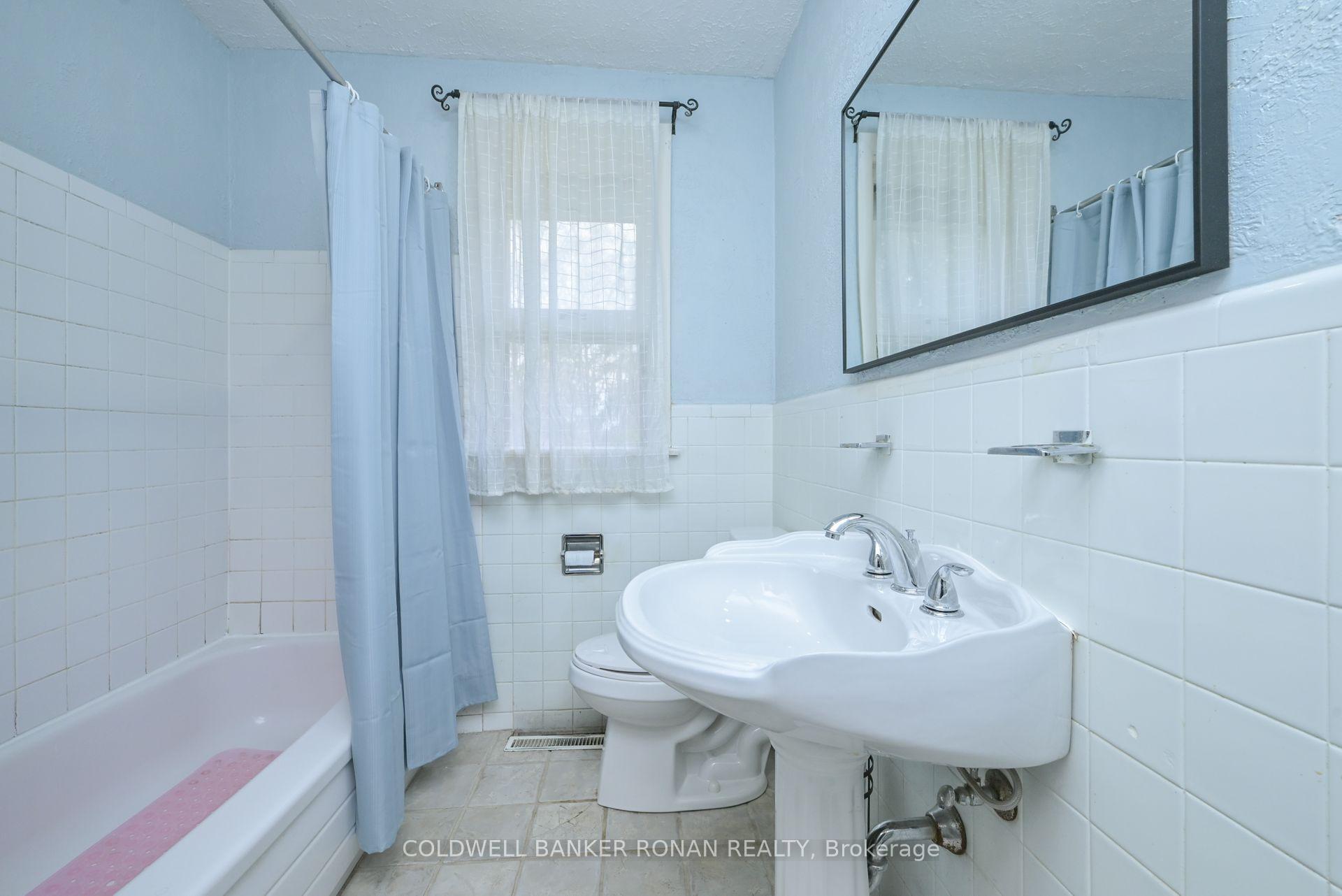 Photo 11 of 51 Sackville Street, Caledon, Bolton West — HOMEH