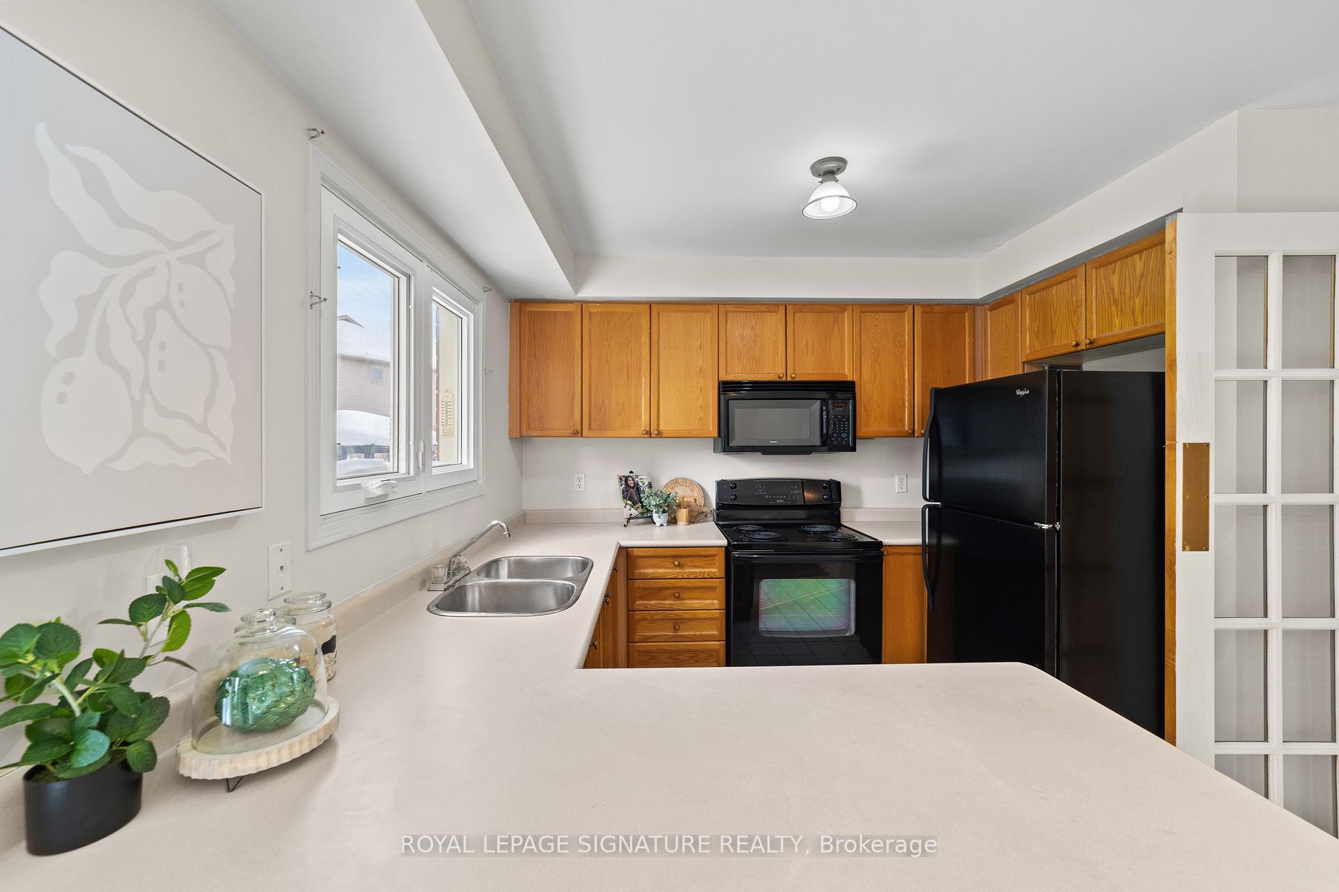 Photo 11 of 35 Valleywood Drive, Whitby, Williamsburg — HOMEH