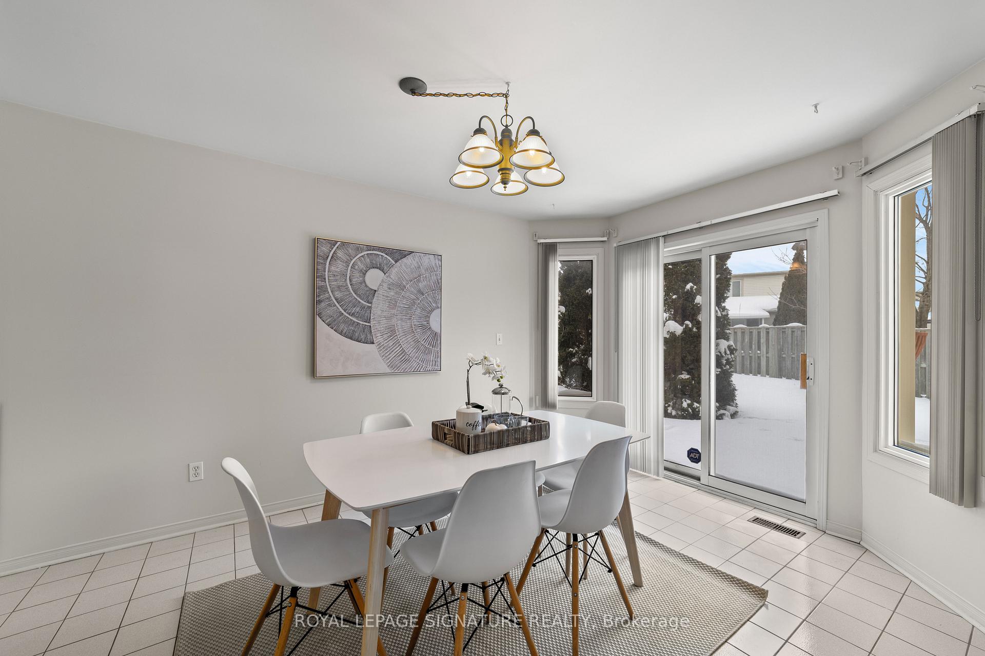 Photo 4 of 35 Valleywood Drive, Whitby, Williamsburg — HOMEH