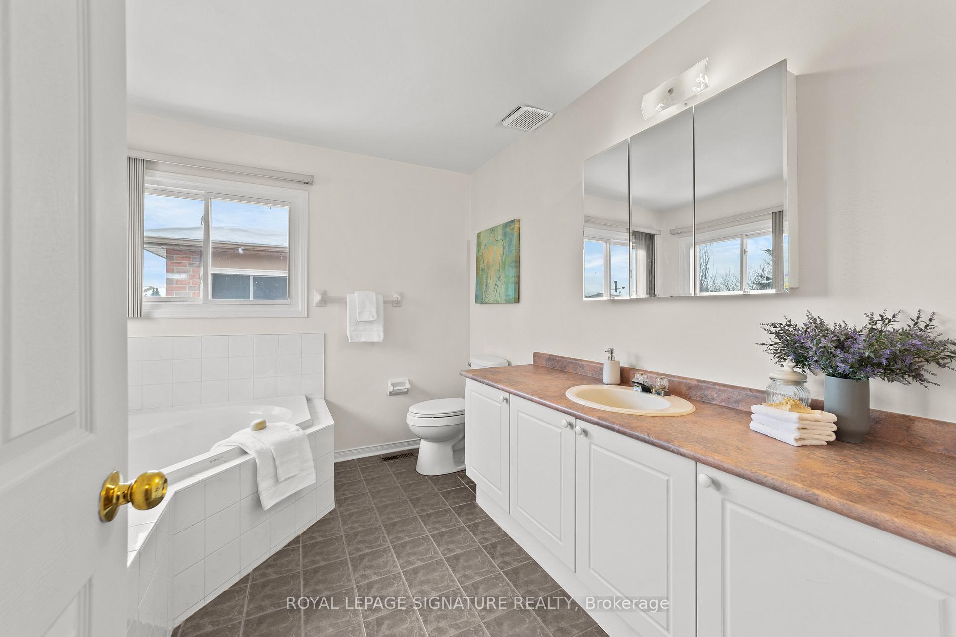 Photo 36 of 35 Valleywood Drive, Whitby, Williamsburg — HOMEH