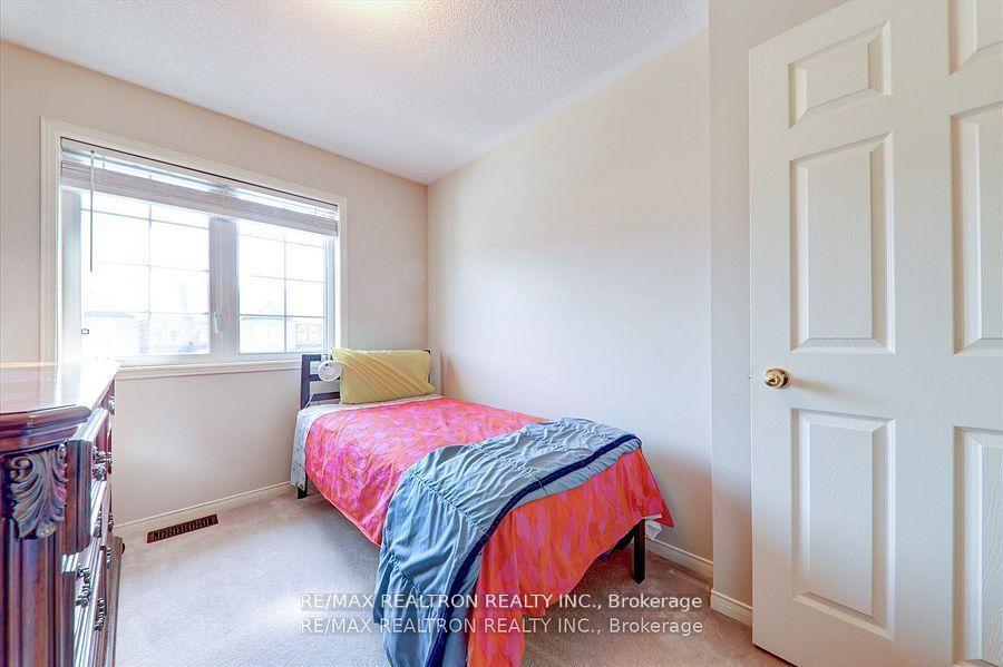Photo 21 of 24 Michaelman Road, Ajax, South East — HOMEH