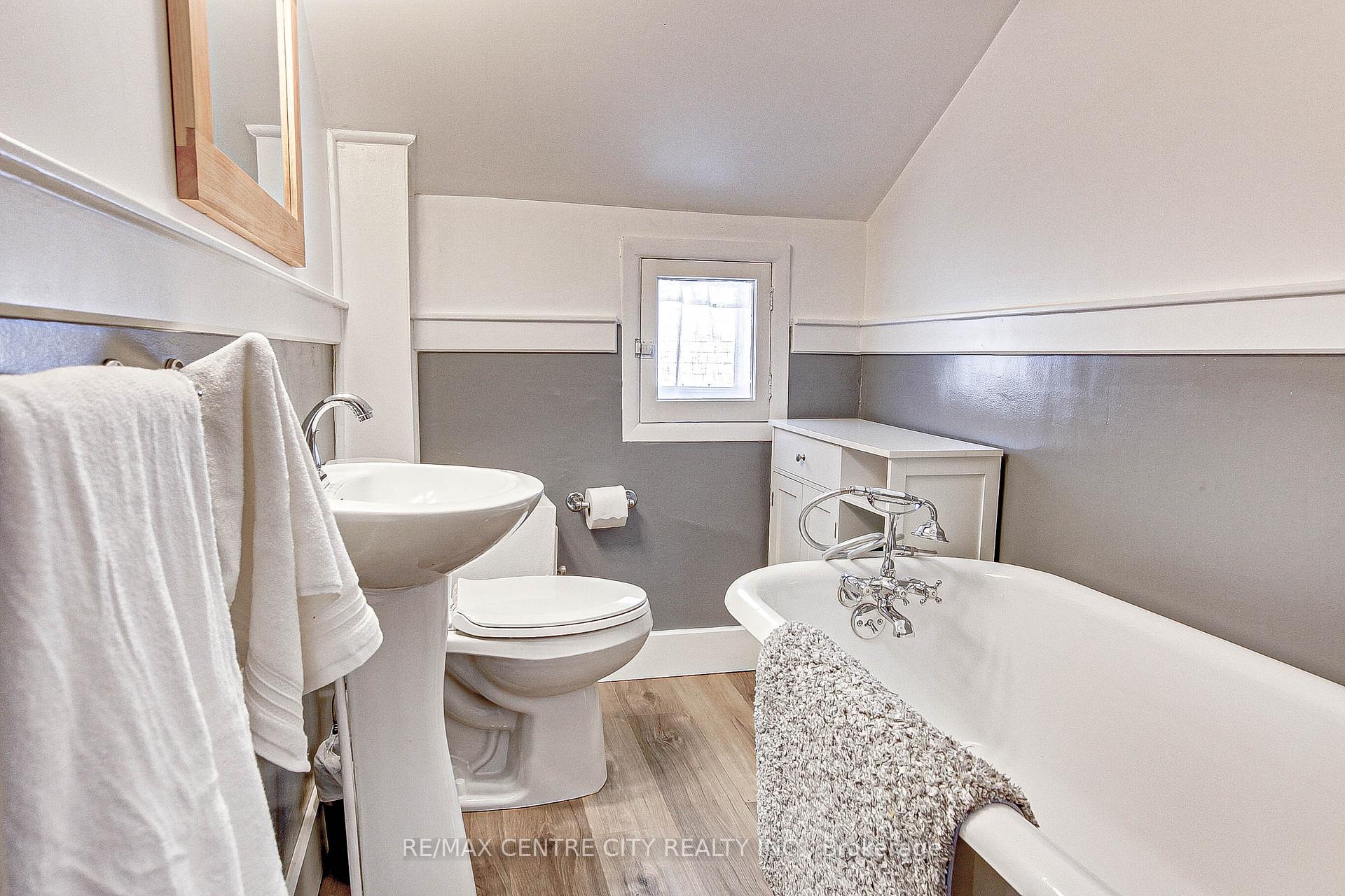 Photo 11 of 10 Hamilton Street, St. Thomas — HOMEH