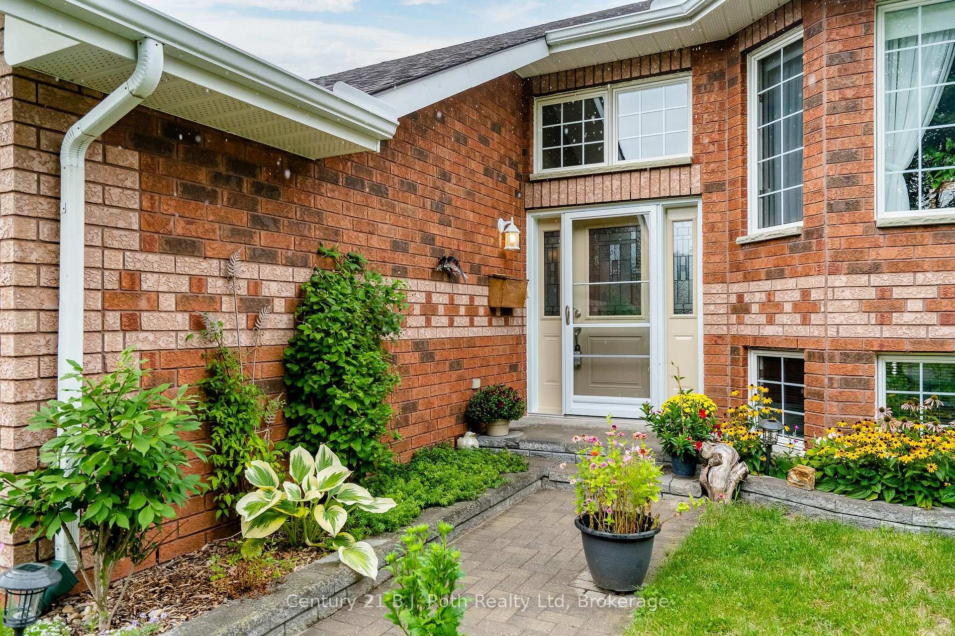 Photo 3 of 627 Wayne Crescent, Midland — HOMEH