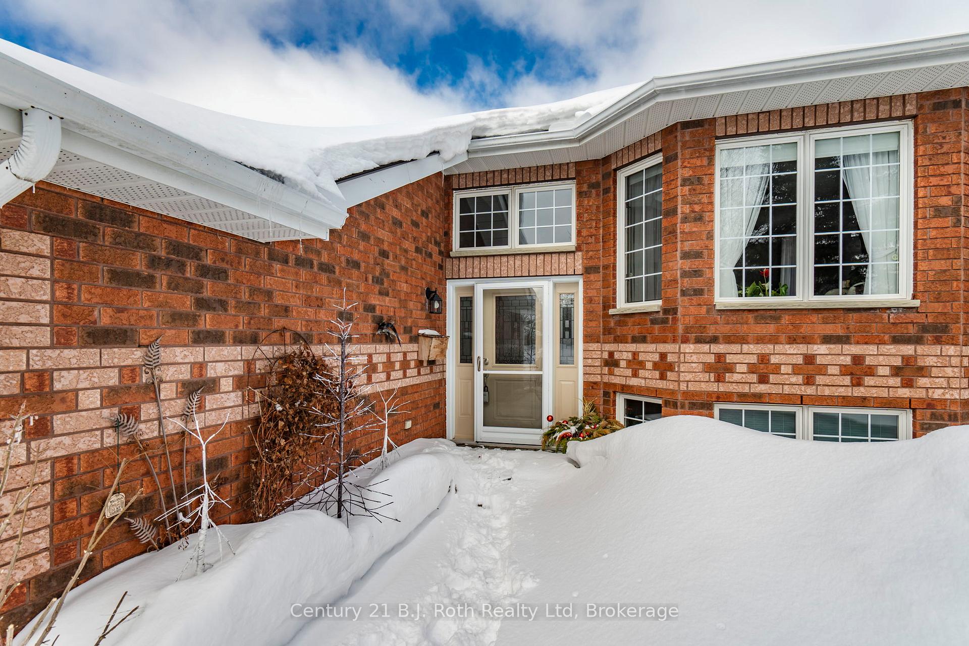 Photo 2 of 627 Wayne Crescent, Midland — HOMEH