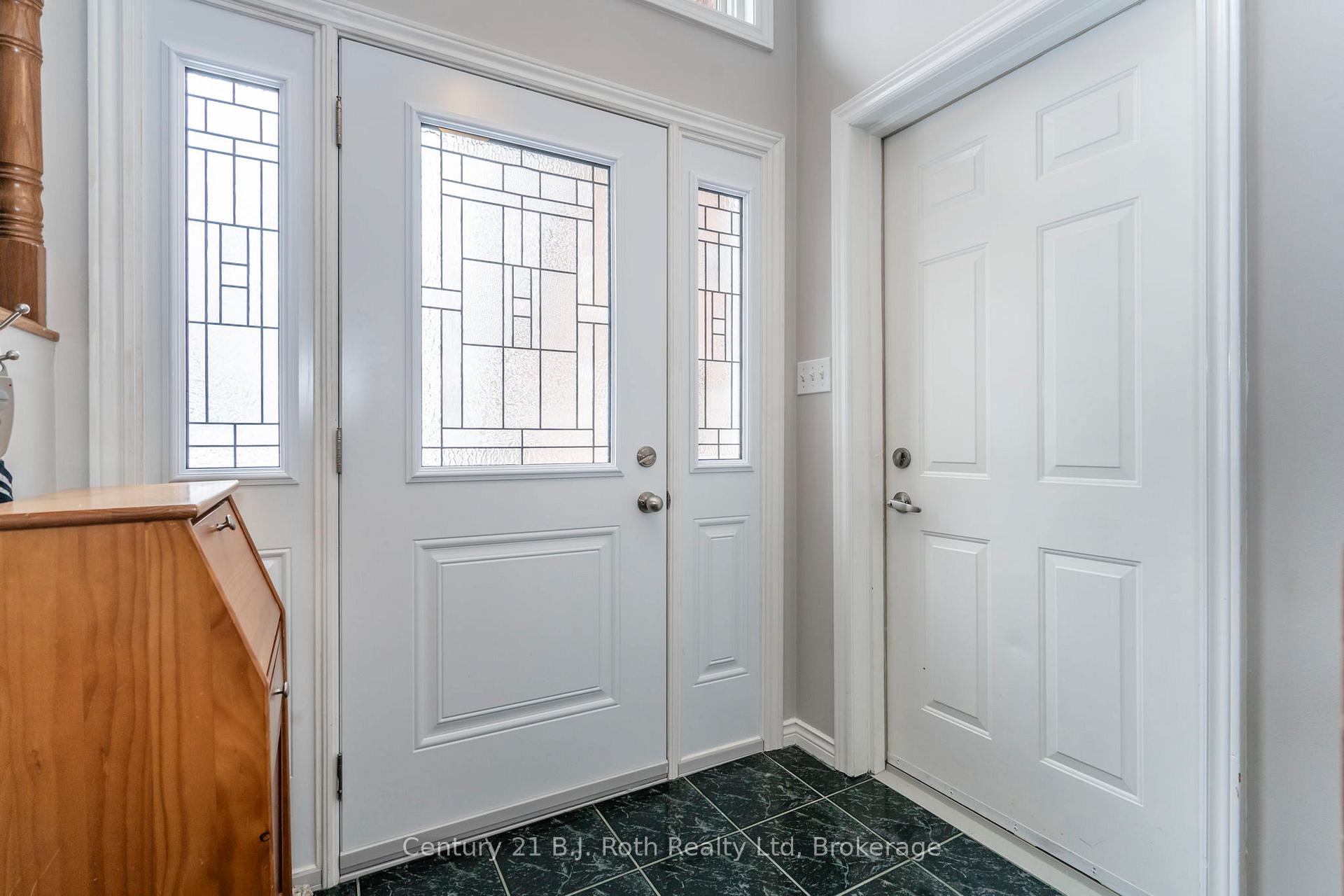 Photo 7 of 627 Wayne Crescent, Midland — HOMEH