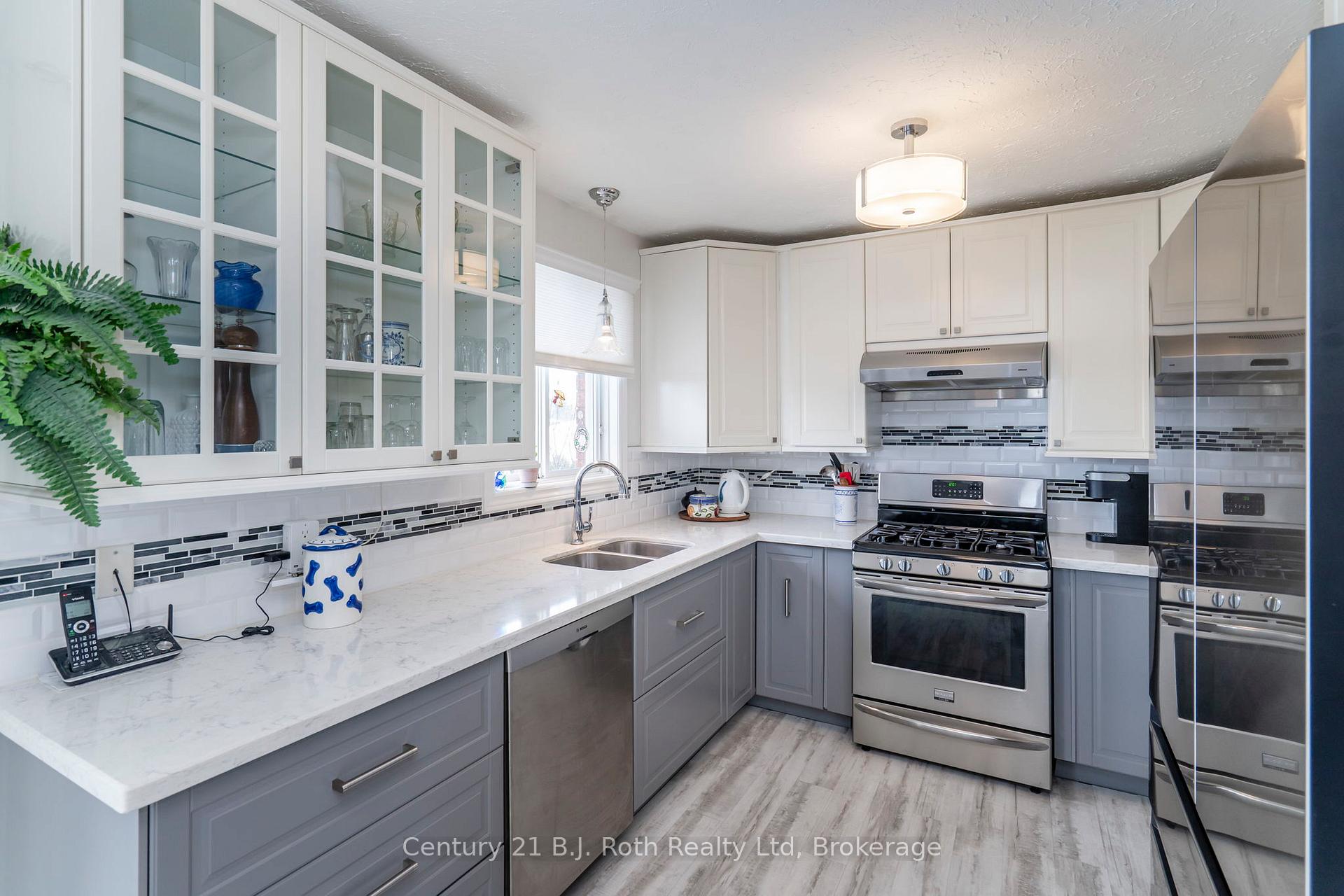 Photo 9 of 627 Wayne Crescent, Midland — HOMEH