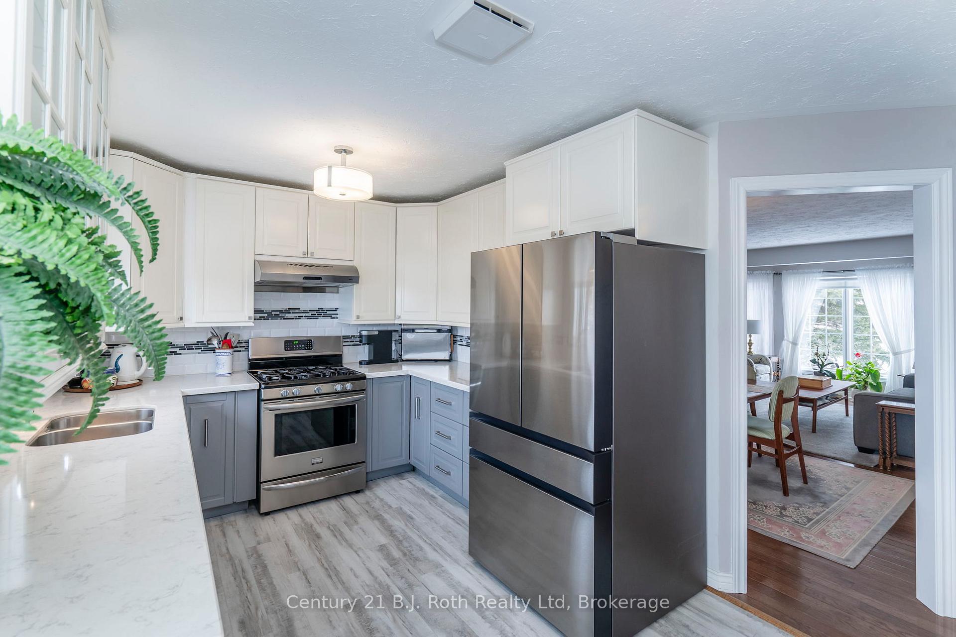 Photo 4 of 627 Wayne Crescent, Midland — HOMEH