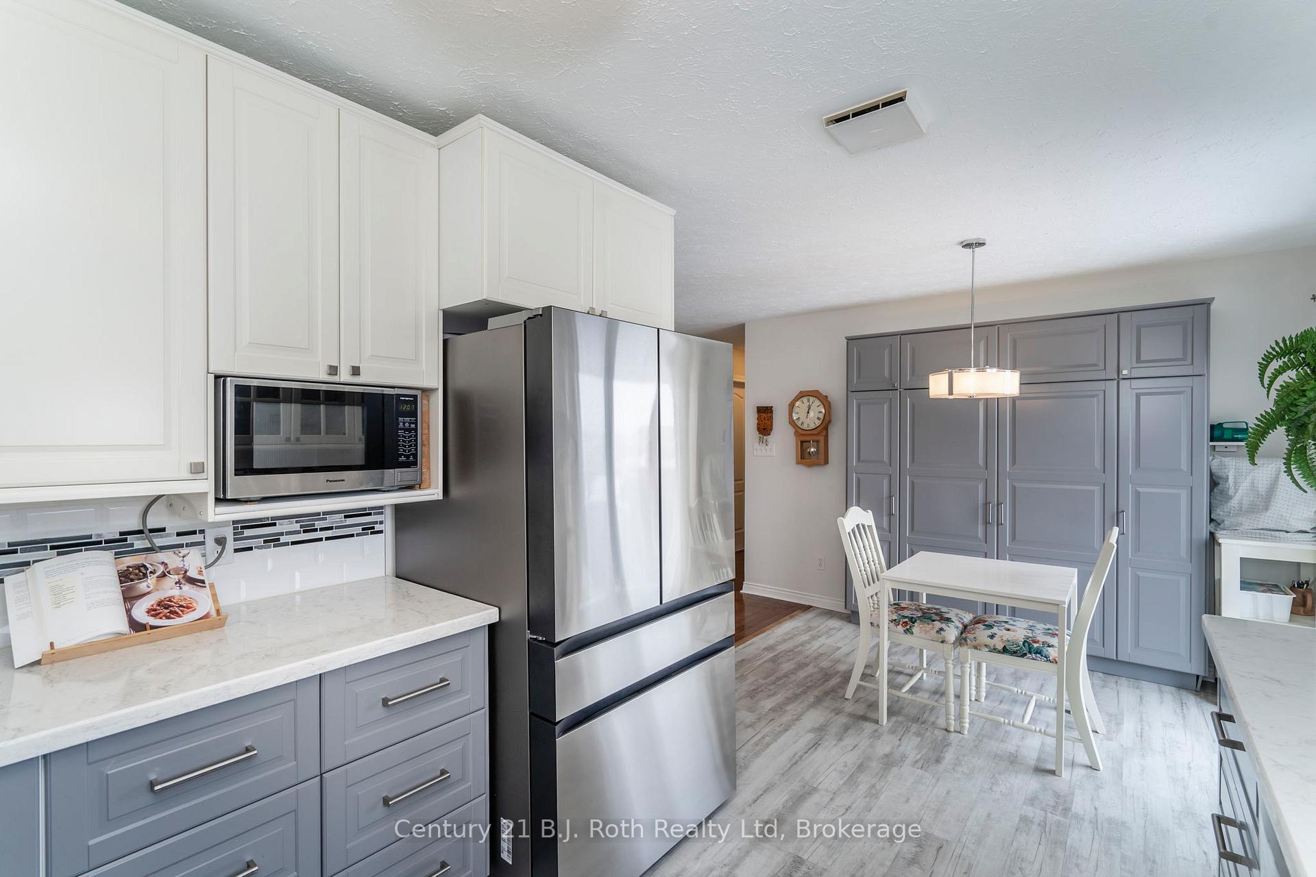 Photo 8 of 627 Wayne Crescent, Midland — HOMEH