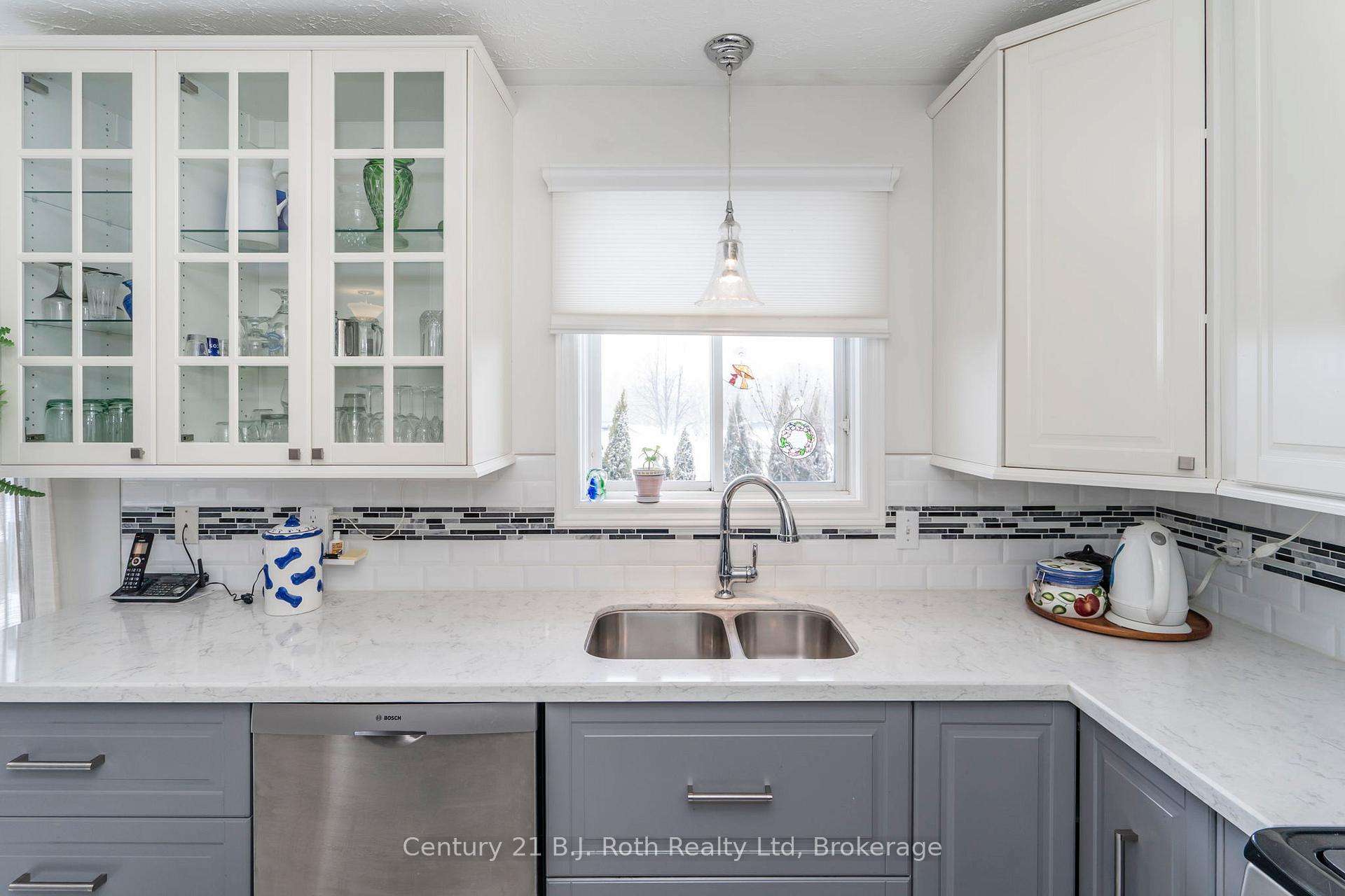 Photo 5 of 627 Wayne Crescent, Midland — HOMEH