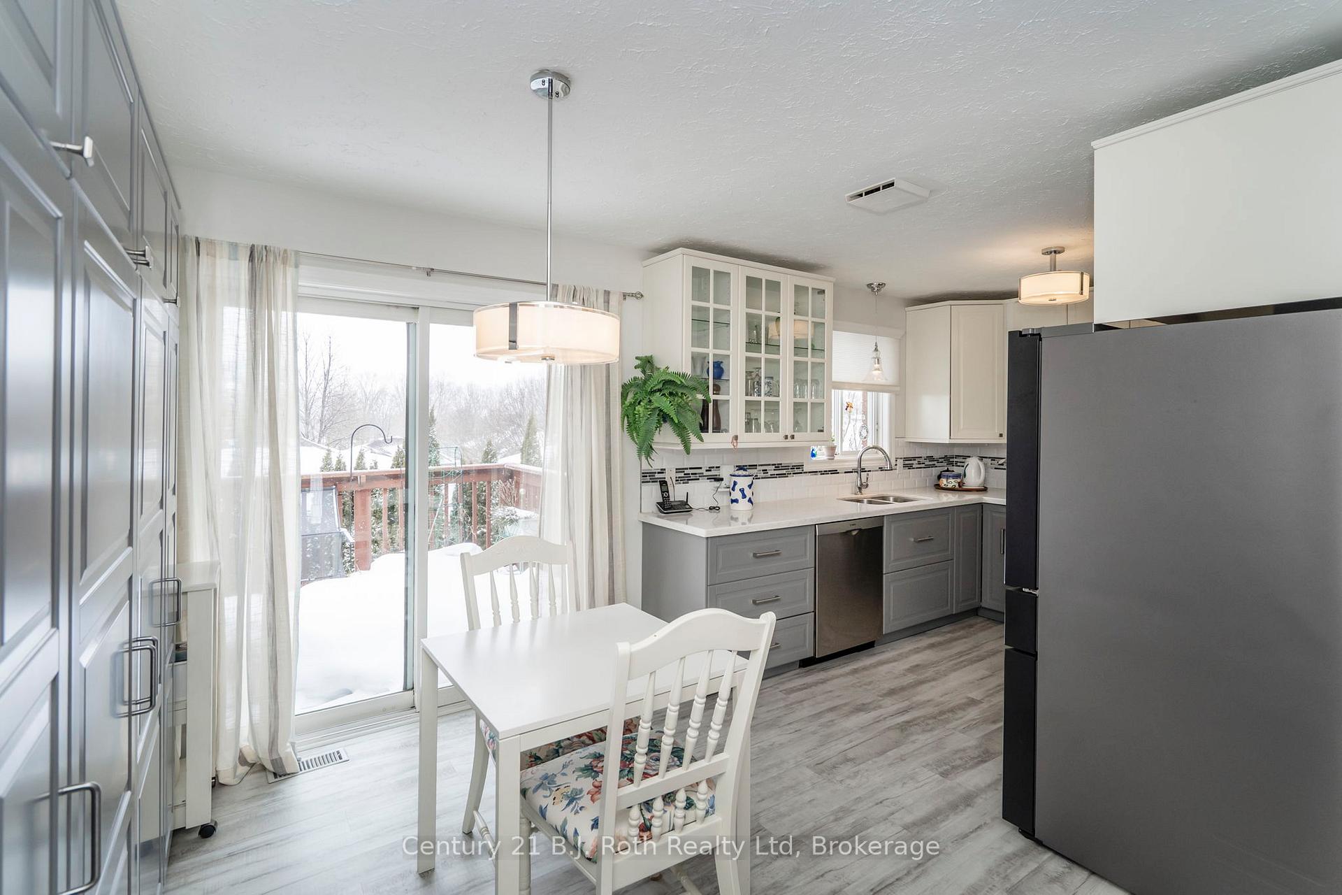Photo 6 of 627 Wayne Crescent, Midland — HOMEH