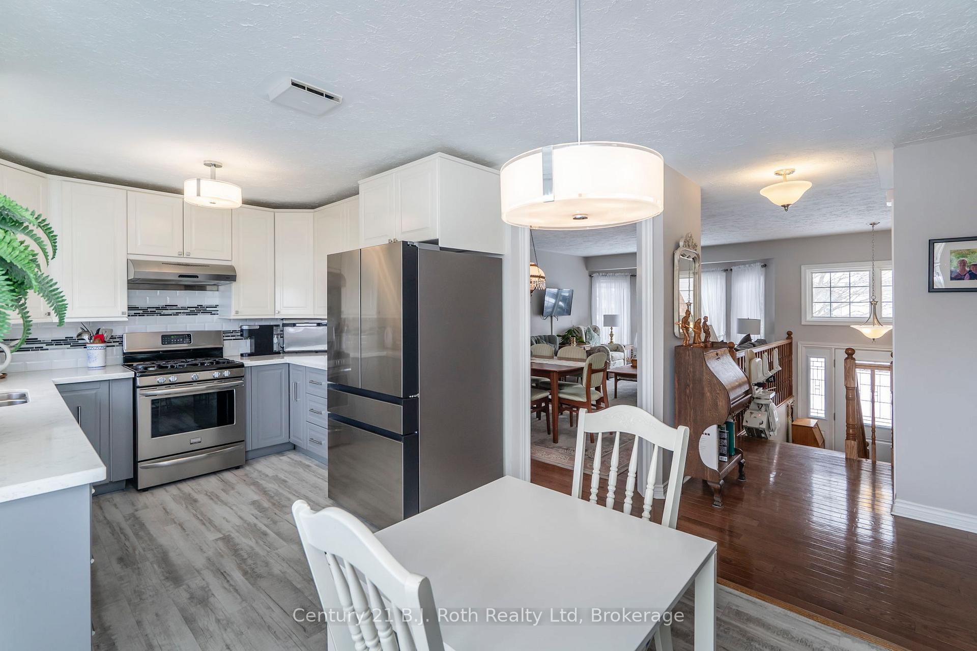 Photo 10 of 627 Wayne Crescent, Midland — HOMEH