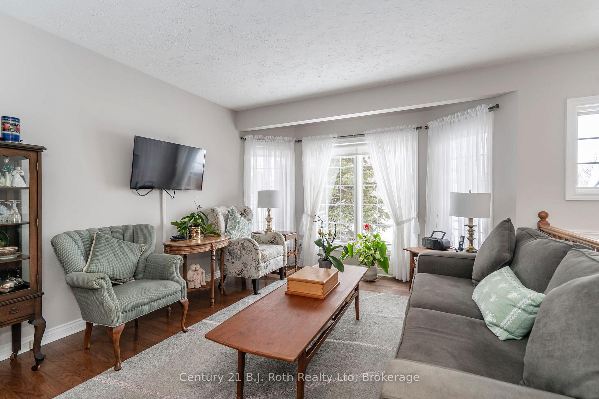 Photo 16 of 627 Wayne Crescent, Midland — HOMEH