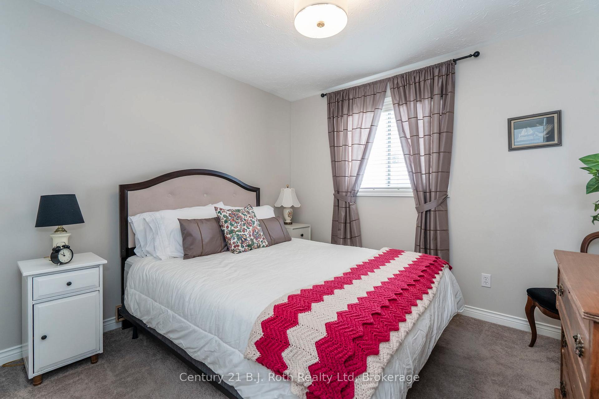 Photo 14 of 627 Wayne Crescent, Midland — HOMEH
