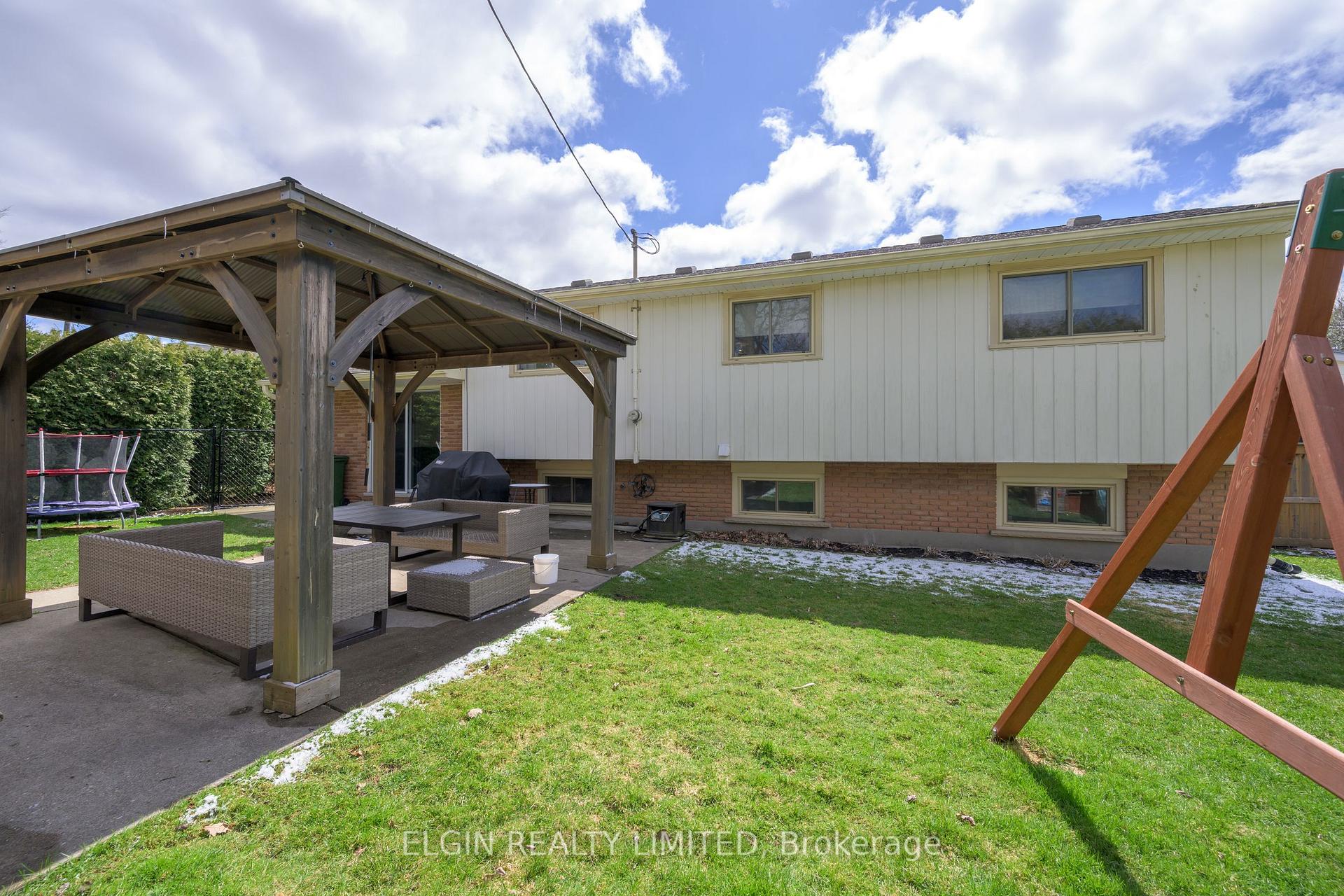 Photo 9 of 6 Ashton Place, St. Thomas — HOMEH