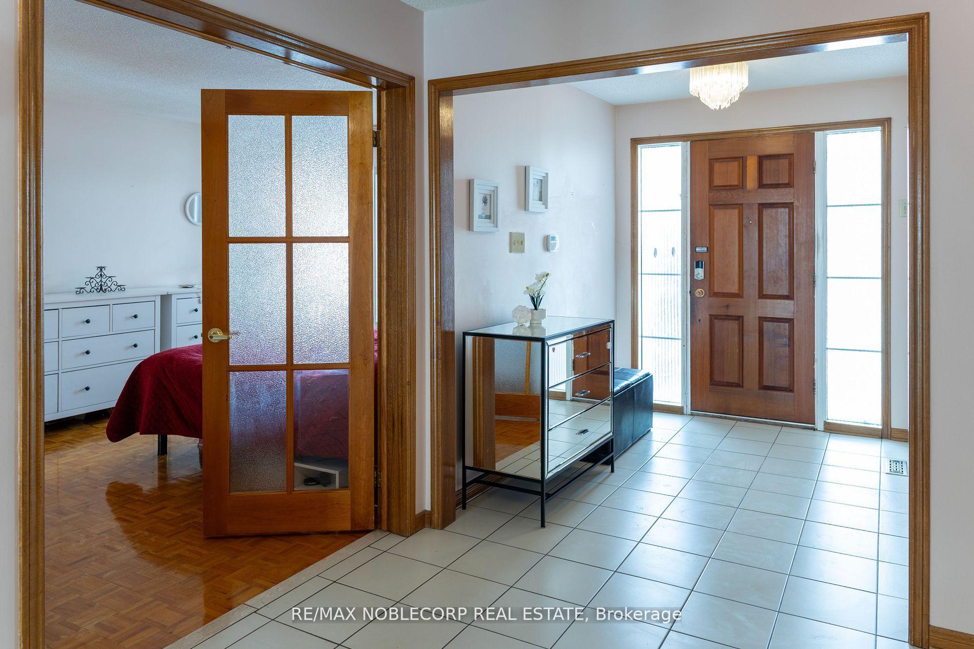 Photo 3 of 37 Father Ermanno Crescent, Vaughan, East Woodbridge — HOMEH