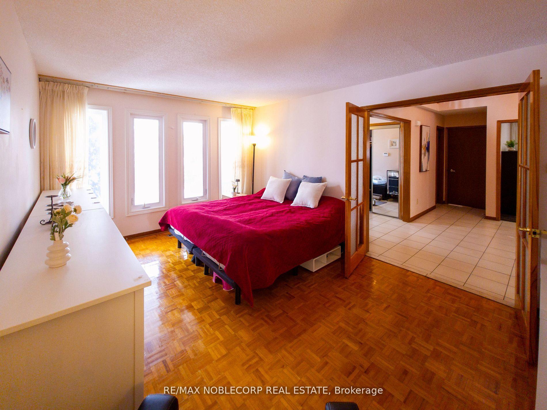 Photo 6 of 37 Father Ermanno Crescent, Vaughan, East Woodbridge — HOMEH