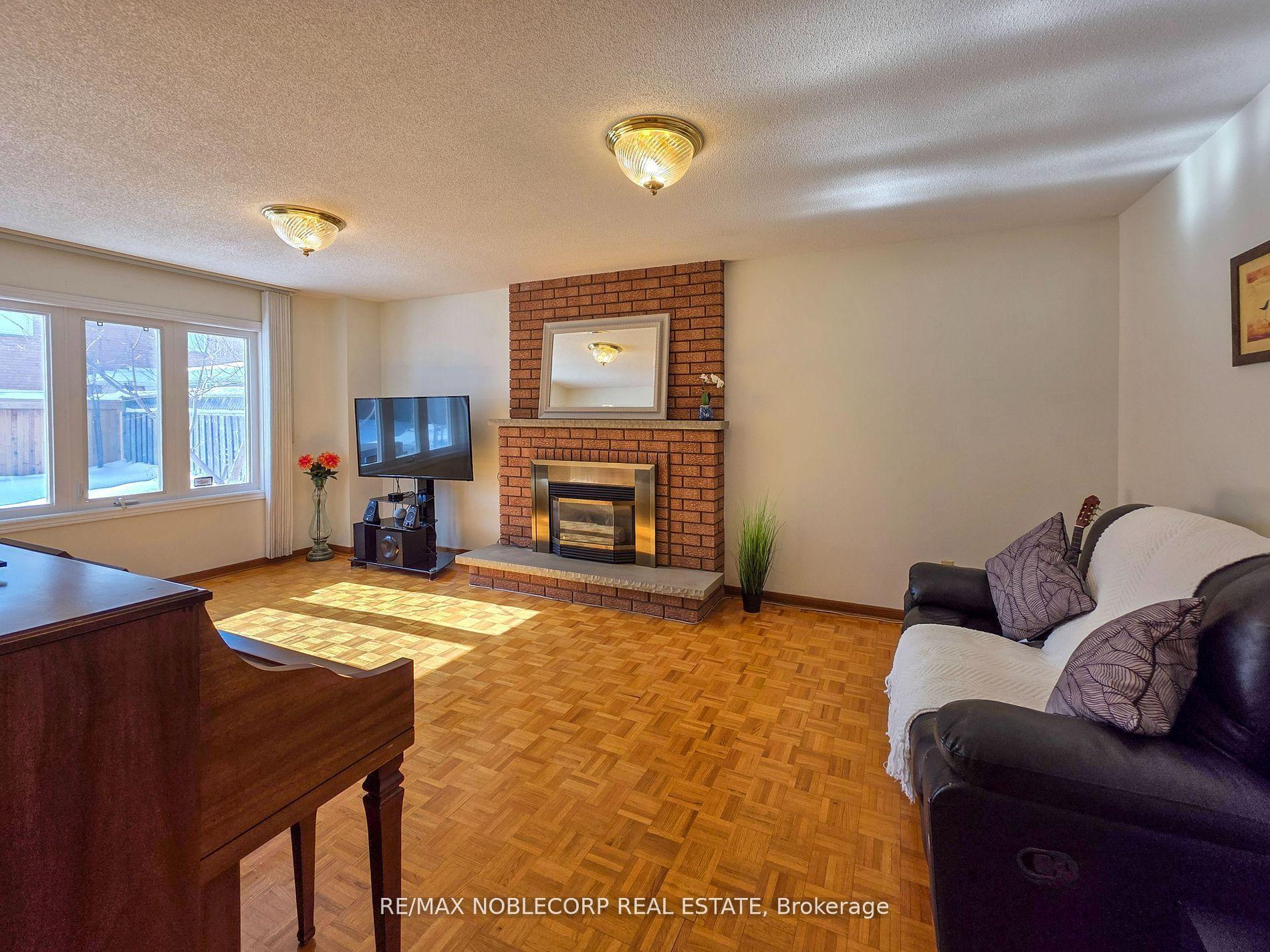 Photo 5 of 37 Father Ermanno Crescent, Vaughan, East Woodbridge — HOMEH