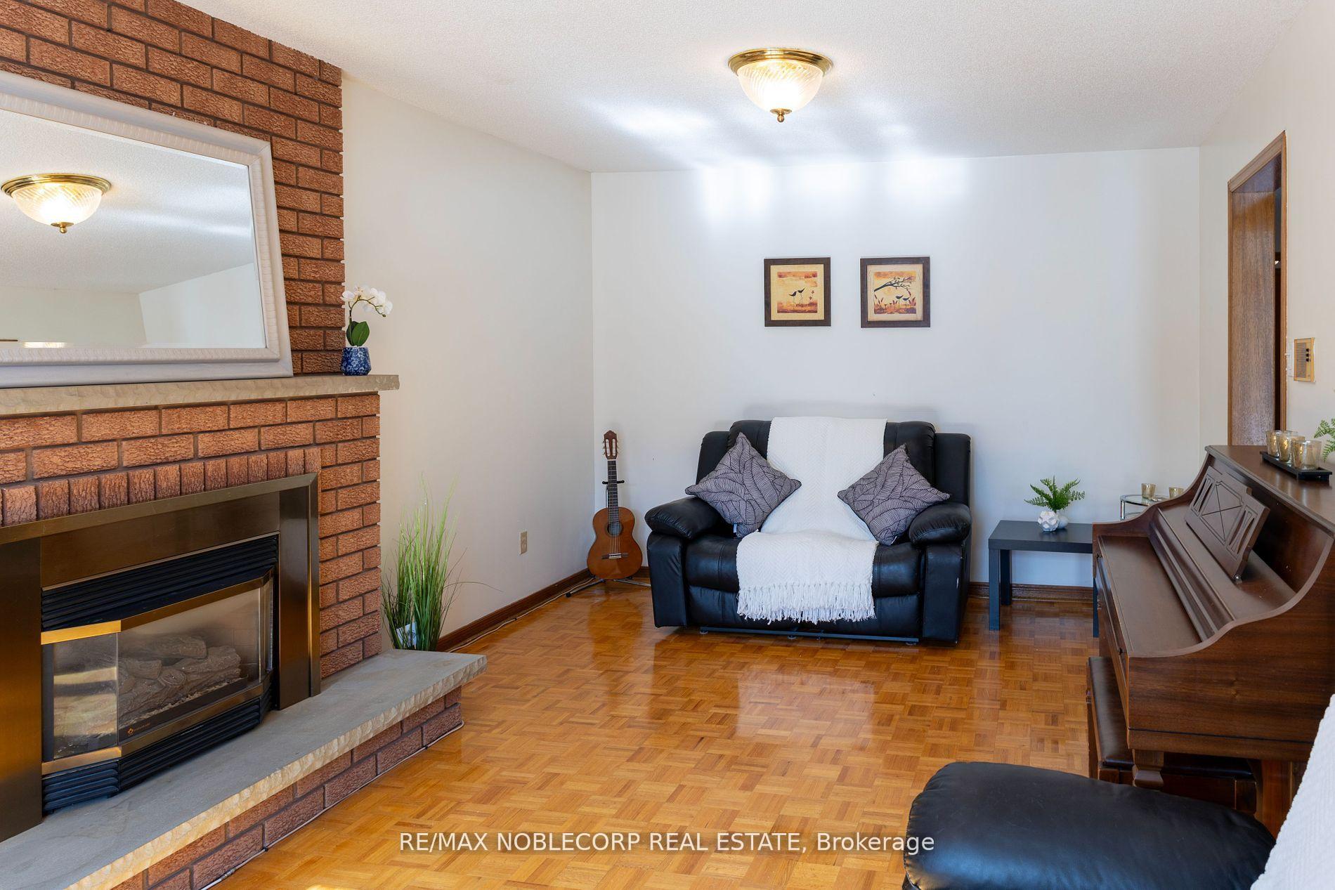 Photo 4 of 37 Father Ermanno Crescent, Vaughan, East Woodbridge — HOMEH