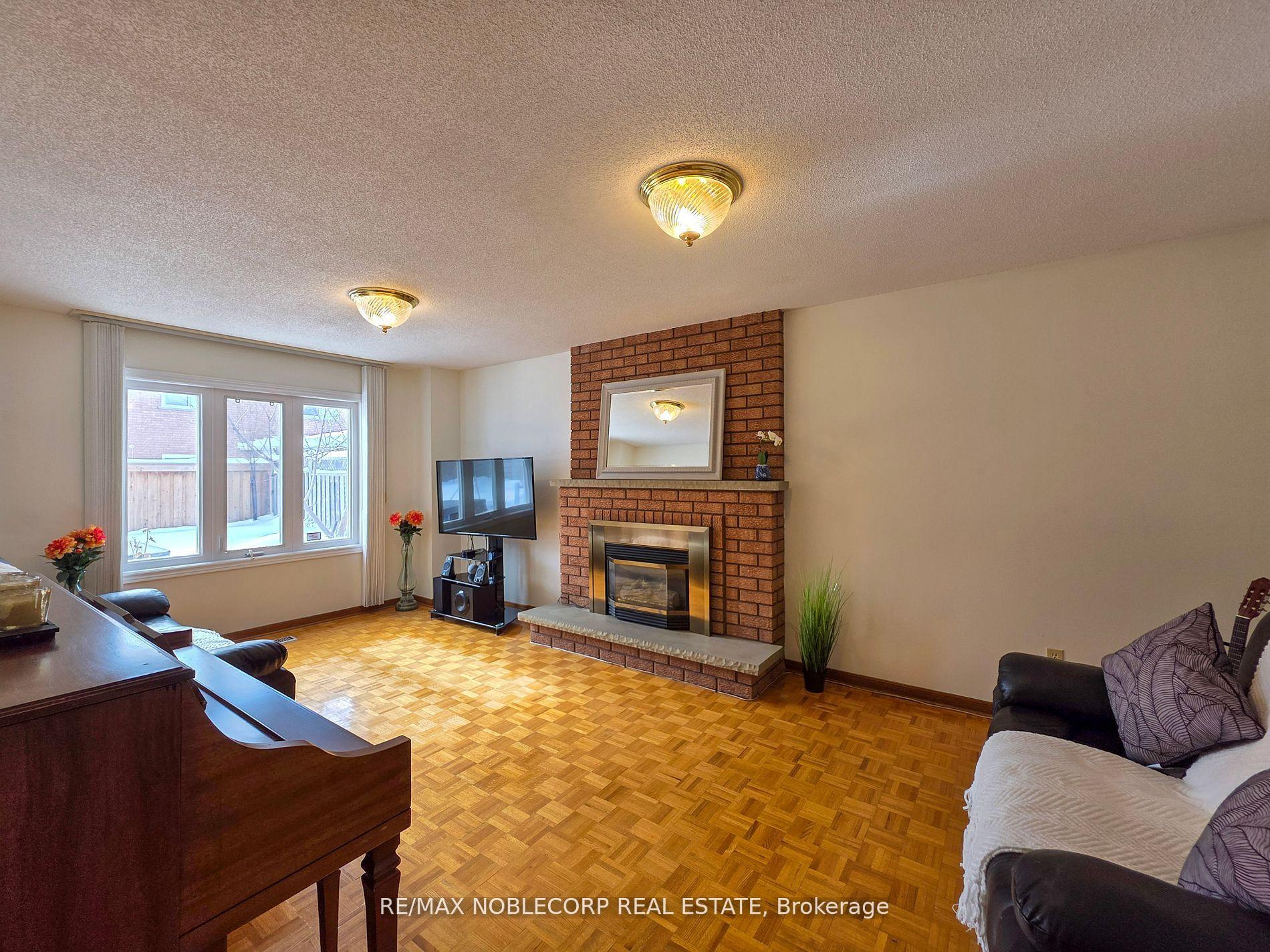 Photo 7 of 37 Father Ermanno Crescent, Vaughan, East Woodbridge — HOMEH