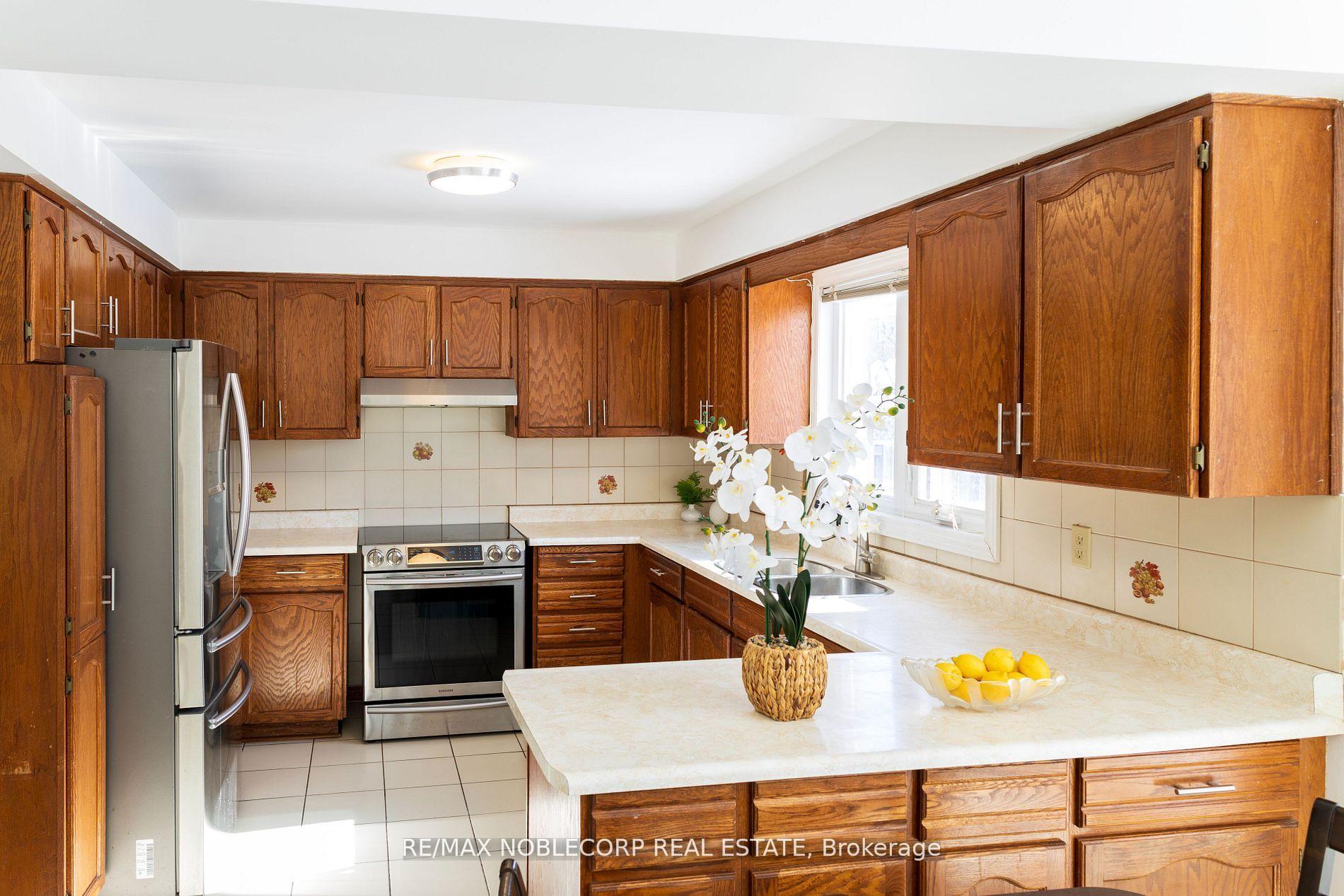 Photo 22 of 37 Father Ermanno Crescent, Vaughan, East Woodbridge — HOMEH