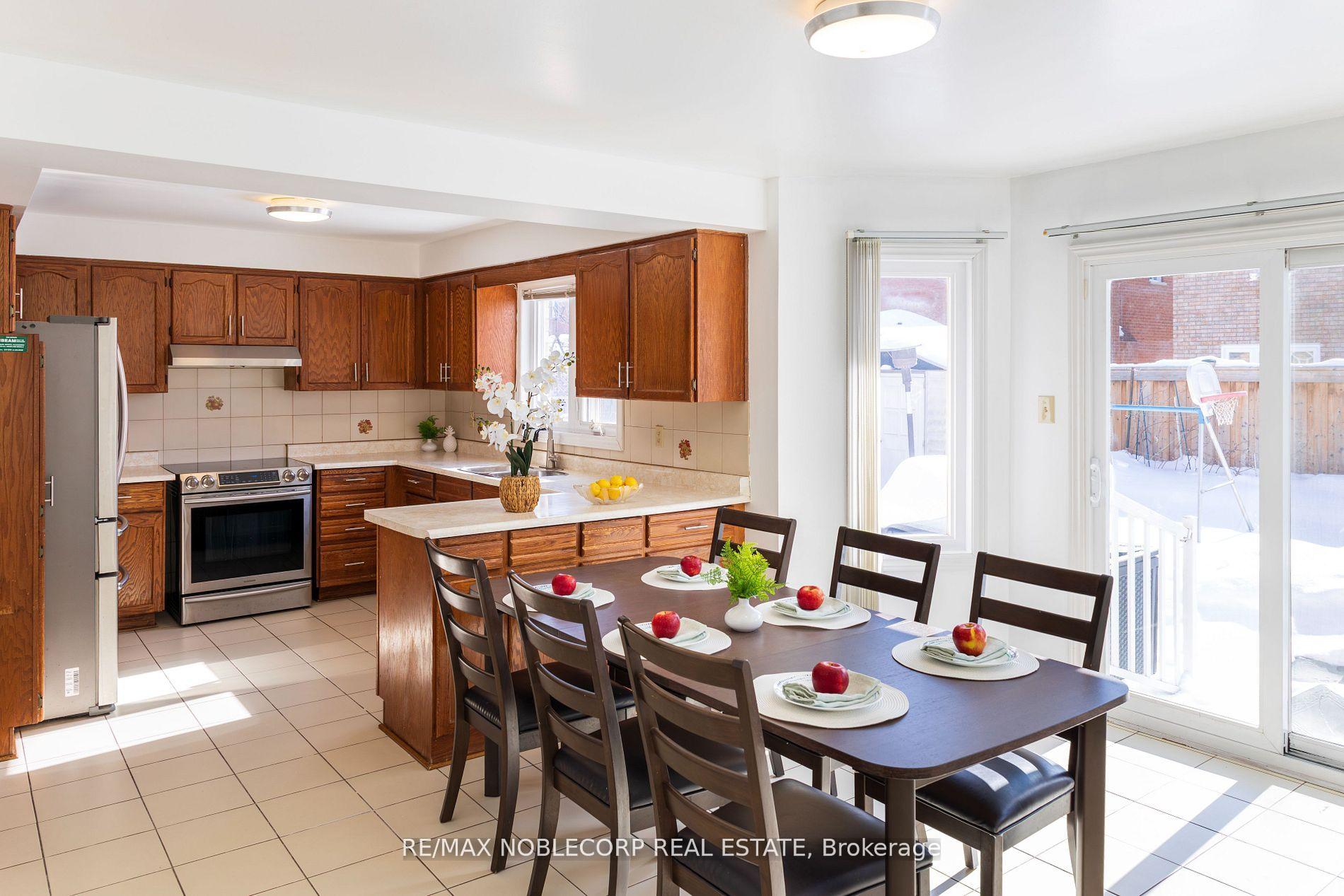 Photo 20 of 37 Father Ermanno Crescent, Vaughan, East Woodbridge — HOMEH