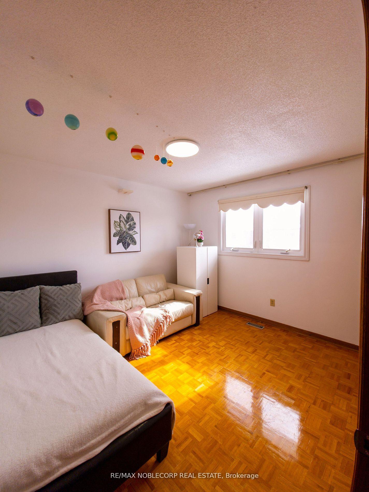 Photo 10 of 37 Father Ermanno Crescent, Vaughan, East Woodbridge — HOMEH