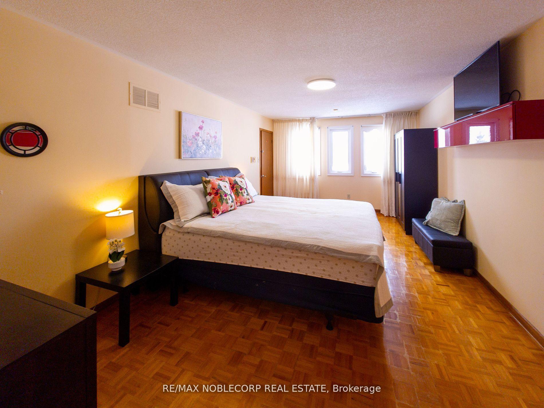 Photo 17 of 37 Father Ermanno Crescent, Vaughan, East Woodbridge — HOMEH