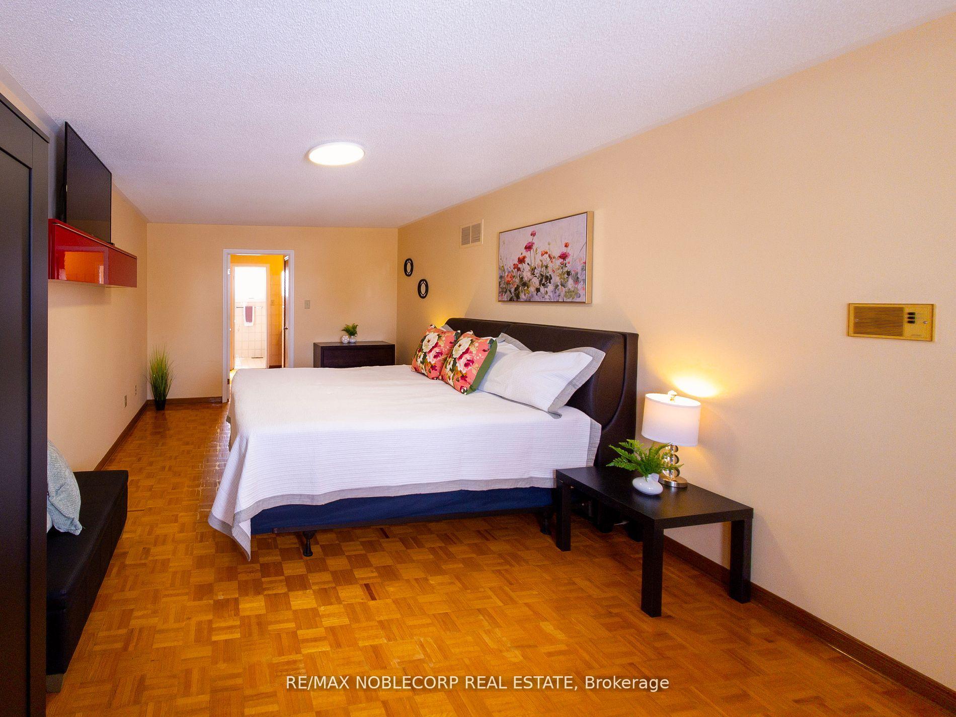 Photo 12 of 37 Father Ermanno Crescent, Vaughan, East Woodbridge — HOMEH