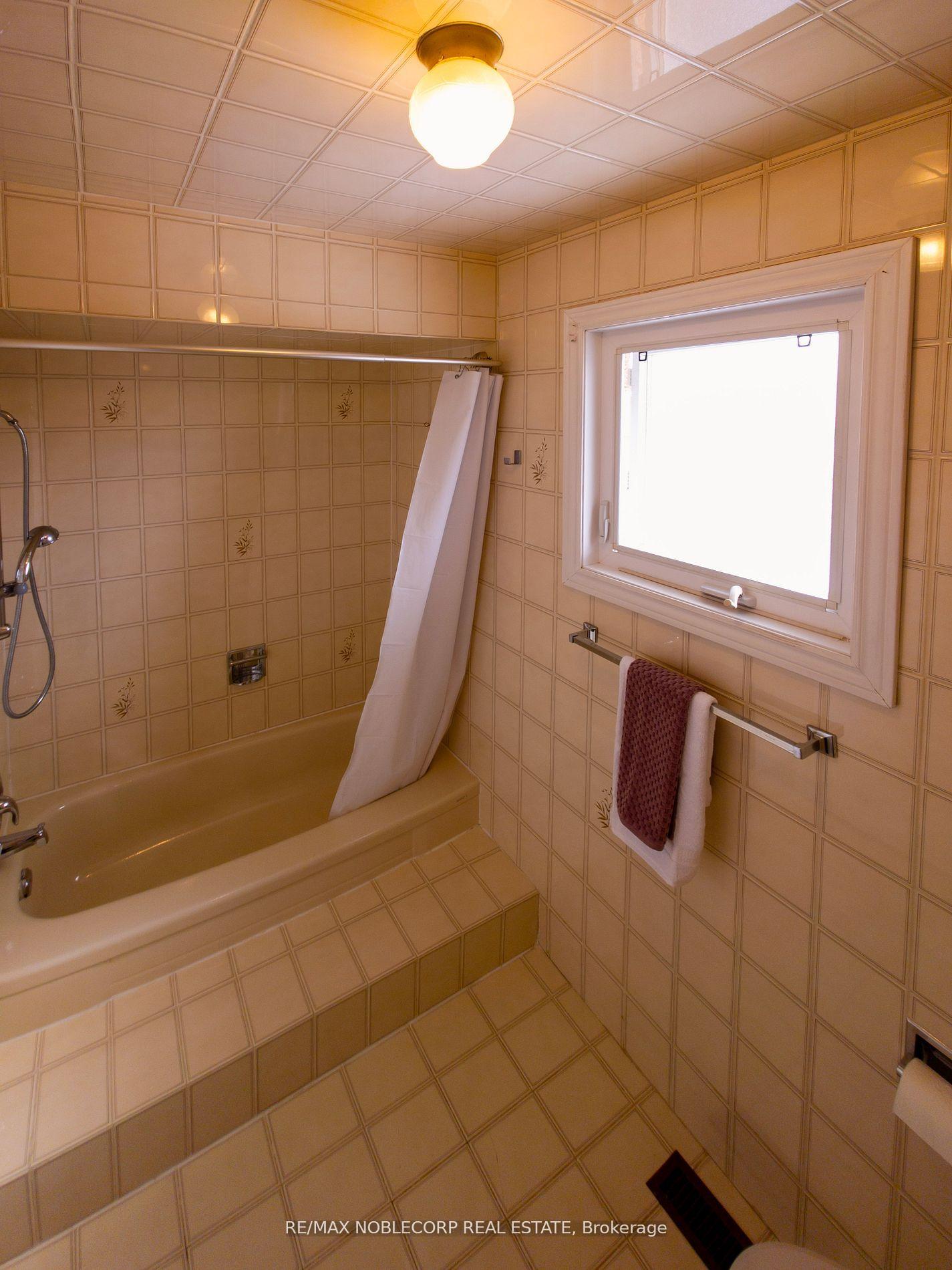 Photo 16 of 37 Father Ermanno Crescent, Vaughan, East Woodbridge — HOMEH