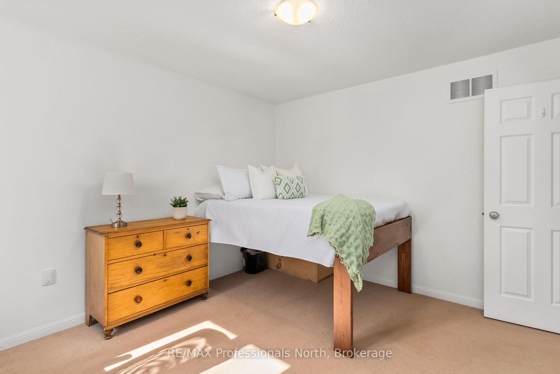 Photo 33 of 35 Windsong Crescent, Bracebridge, Macaulay — HOMEH