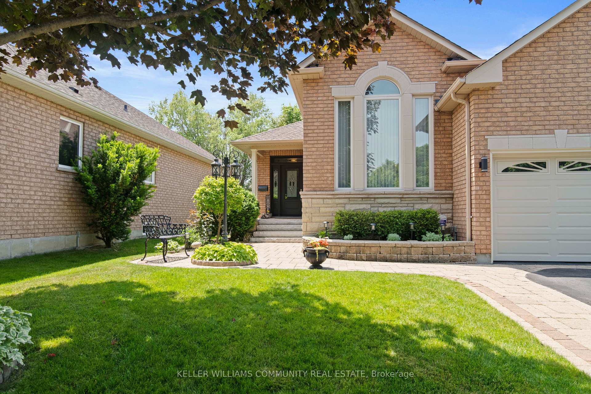 Photo 4 of 200 Sprucewood Crescent, Clarington, Bowmanville — HOMEH