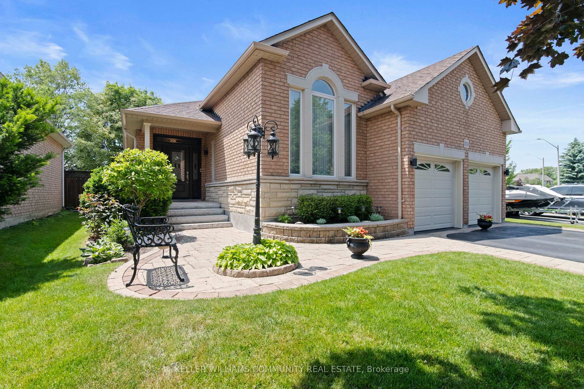 Photo 3 of 200 Sprucewood Crescent, Clarington, Bowmanville — HOMEH