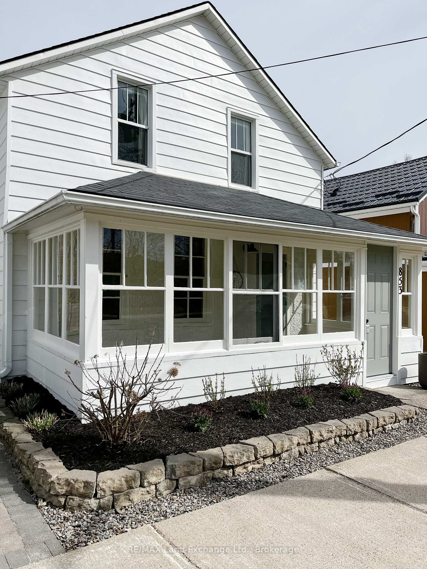 Front of 853 Olde Victoria Street N