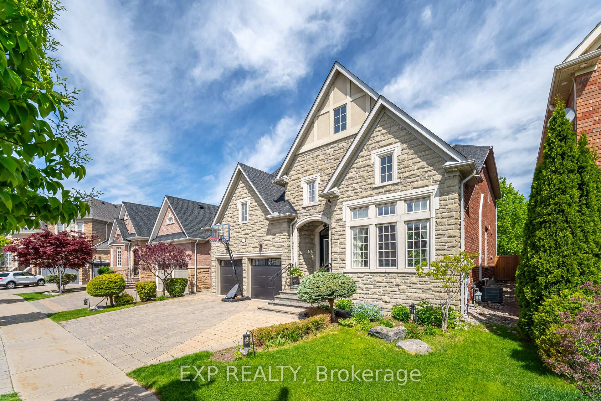 Photo 3 of 185 Cook's Mill Crescent, Vaughan, Patterson — HOMEH