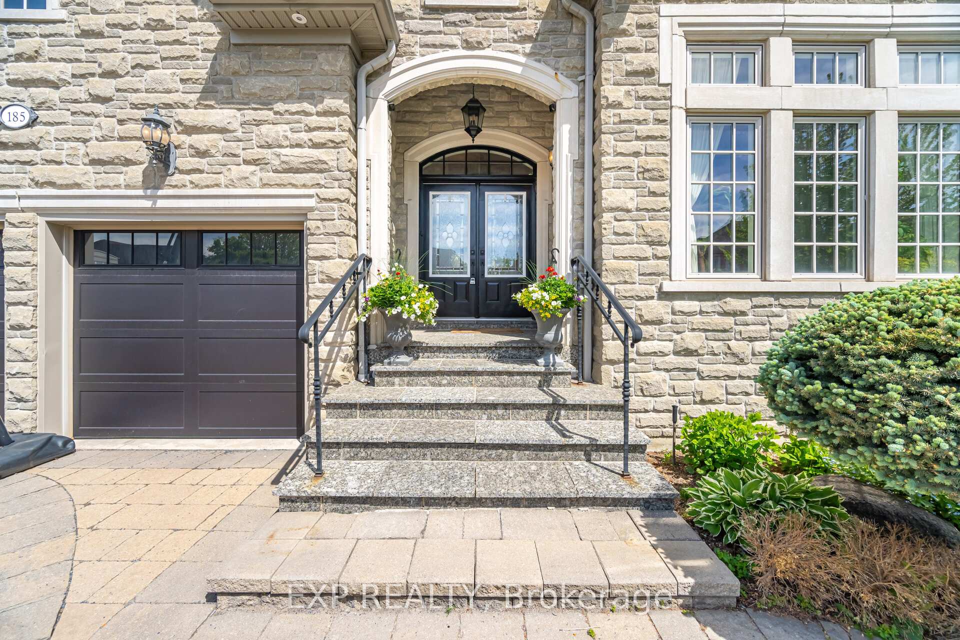 Photo 5 of 185 Cook's Mill Crescent, Vaughan, Patterson — HOMEH