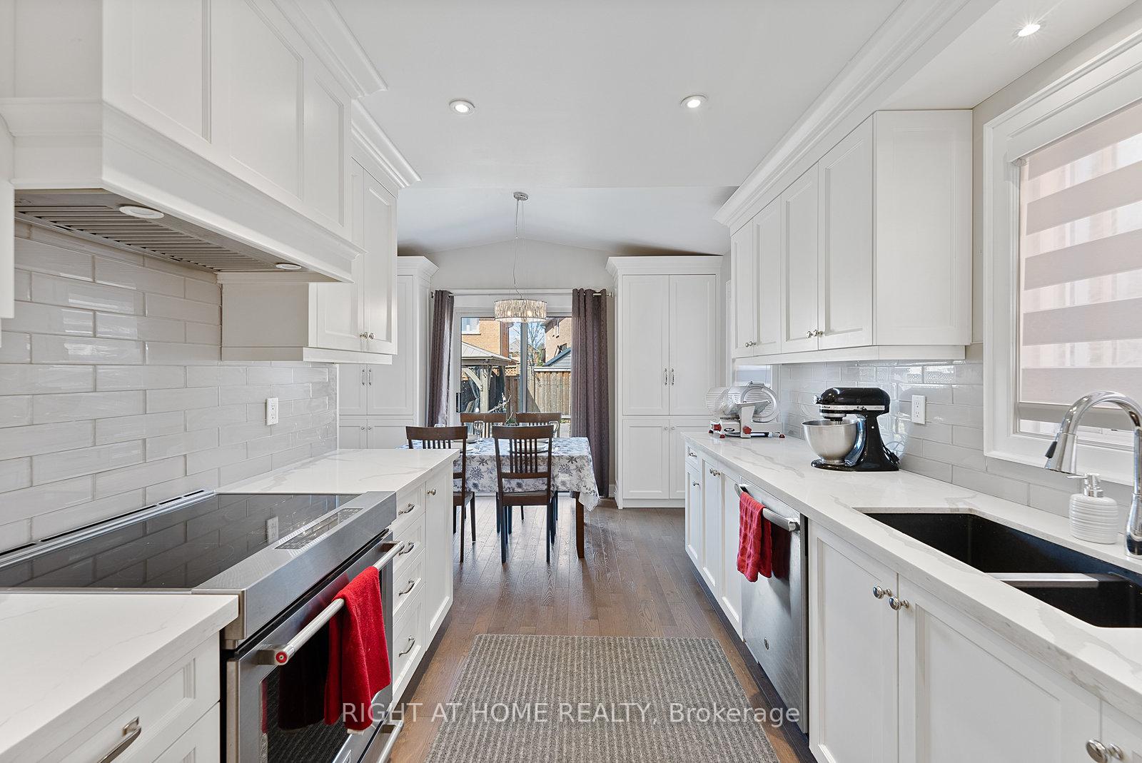 Photo 9 of 46 Elena Crescent, Vaughan, Maple — HOMEH