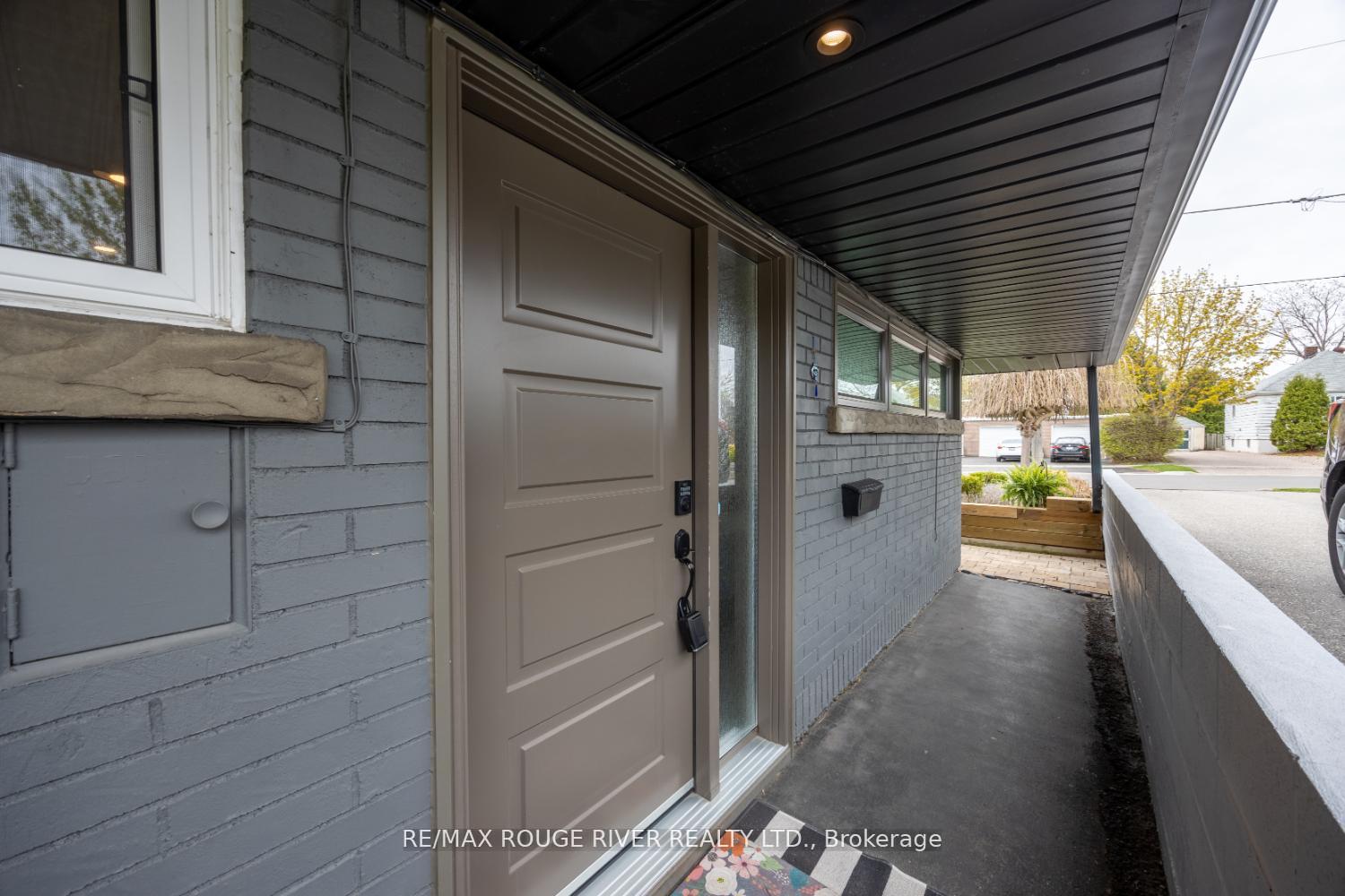 Photo 3 of 693 Carnegie Avenue, Oshawa, O'Neill — HOMEH