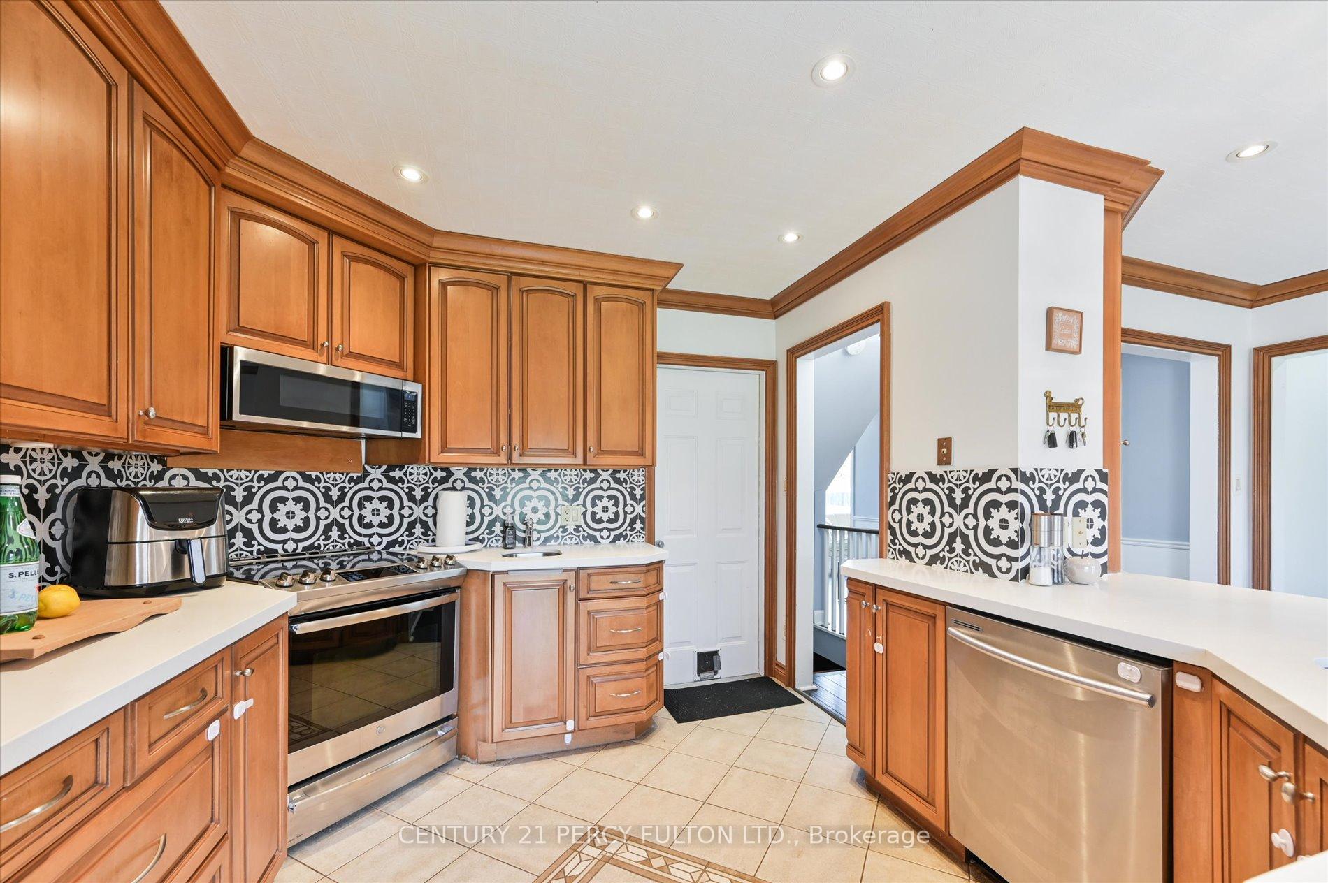 Photo 14 of 16 Andrea Road, Ajax, South East — HOMEH