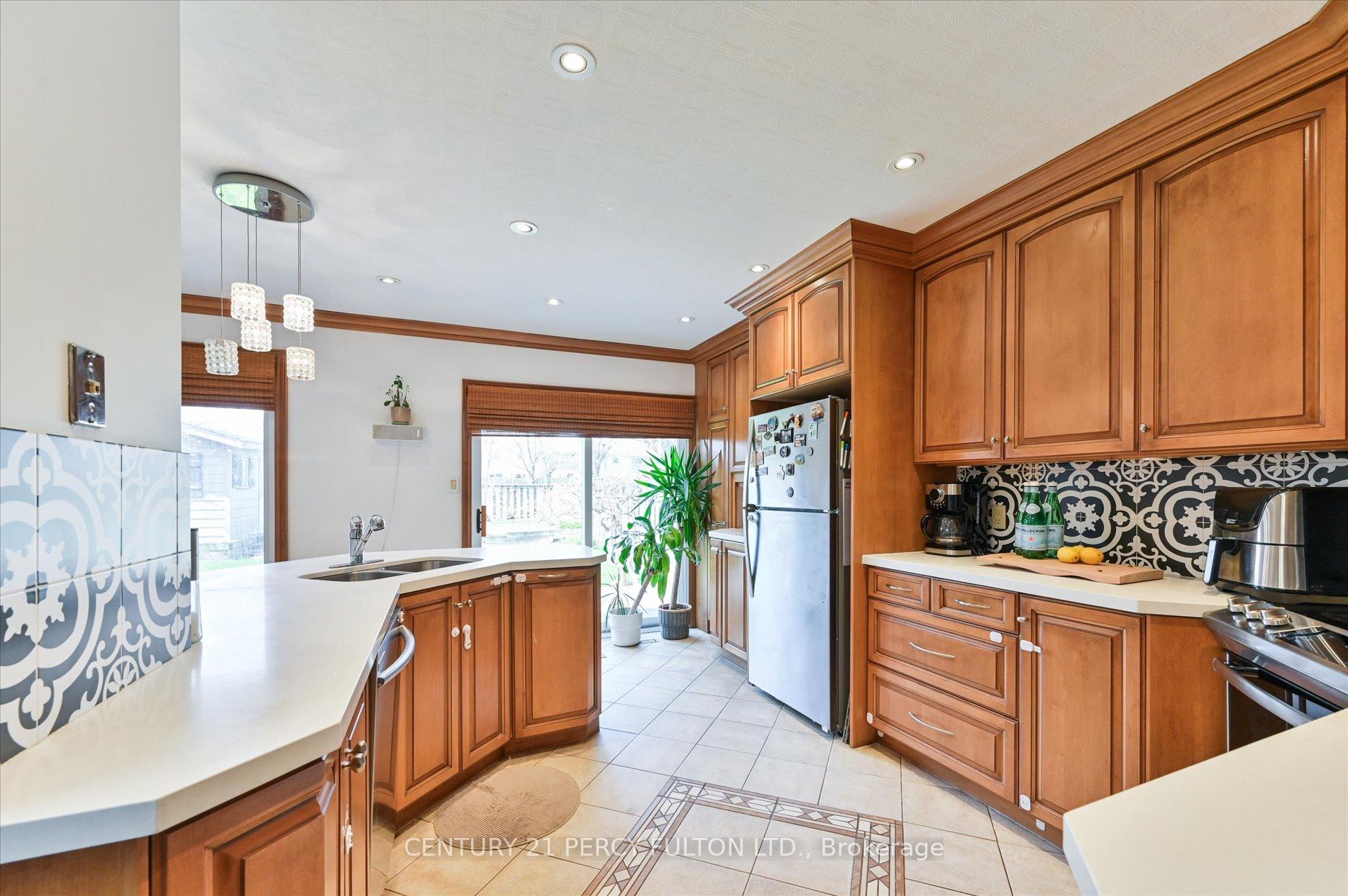 Photo 13 of 16 Andrea Road, Ajax, South East — HOMEH