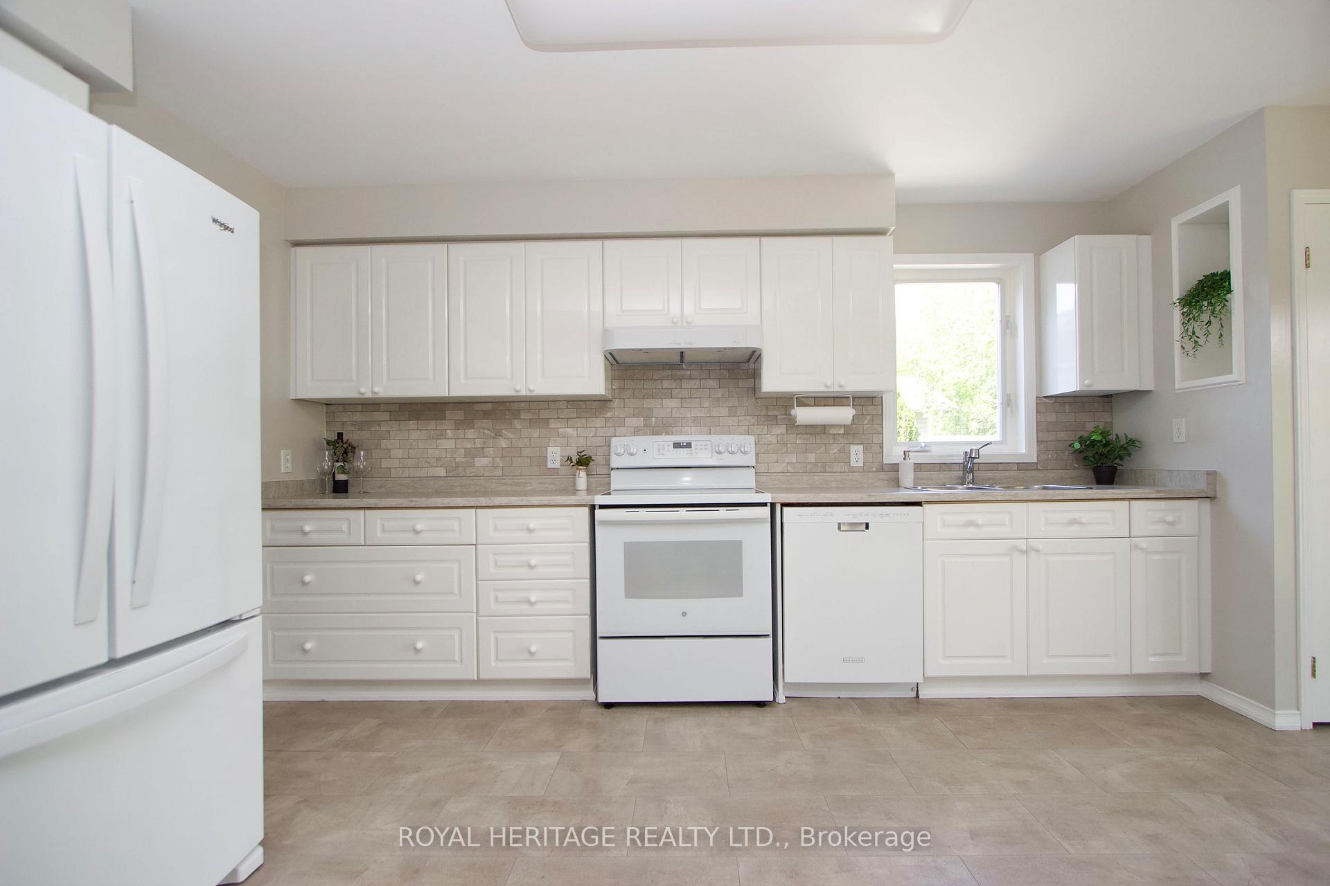 Photo 2 of 17 Fairway Drive, Clarington, Newcastle — HOMEH