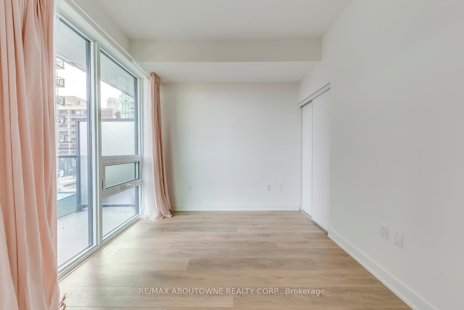 Photo 3 of Unit 1012, 117 broadway Avenue, Toronto, Mount Pleasant West — HOMEH